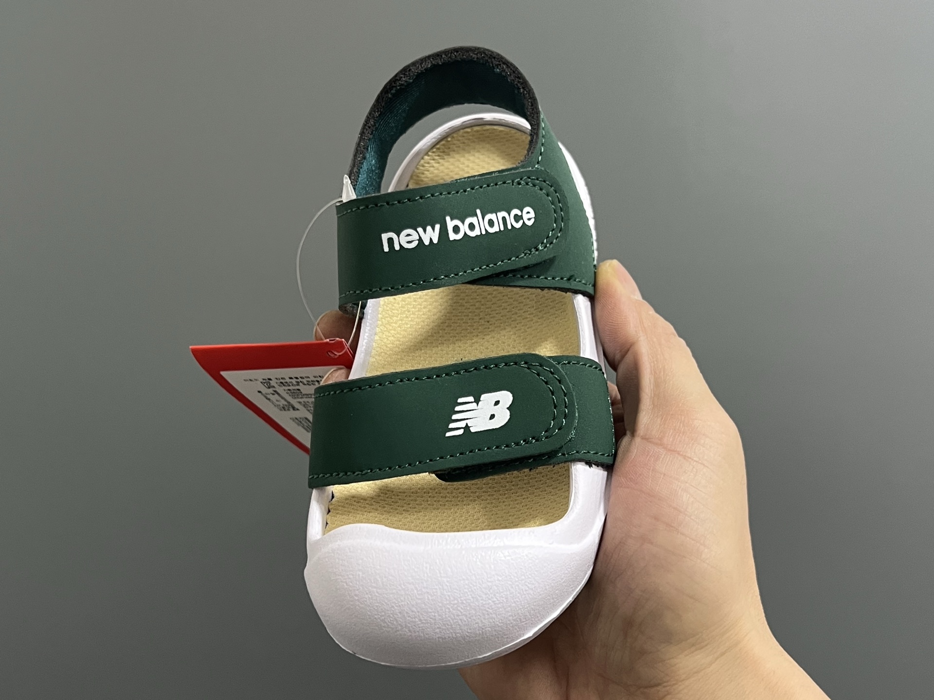 图片[3]-‼️‼️‼️ NB新款包头儿童护趾舒适男女童凉鞋 尺码：22-35 韩国官方同步新品🆕颜值爆表🔥 高级感满满的莫兰迪色系，视觉艺术的体验🌈 魔术贴➕松紧带设计，方便宝宝穿脱✅ 超轻EVA材质，上脚超舒适☁️ 可独立抽取式吸汗鞋垫，一鞋两穿，超赞👍🏻-选品中心