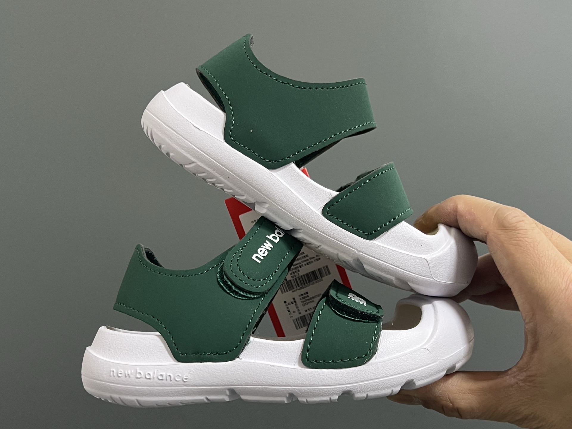 图片[9]-‼️‼️‼️ NB新款包头儿童护趾舒适男女童凉鞋 尺码：22-35 韩国官方同步新品🆕颜值爆表🔥 高级感满满的莫兰迪色系，视觉艺术的体验🌈 魔术贴➕松紧带设计，方便宝宝穿脱✅ 超轻EVA材质，上脚超舒适☁️ 可独立抽取式吸汗鞋垫，一鞋两穿，超赞👍🏻-选品中心