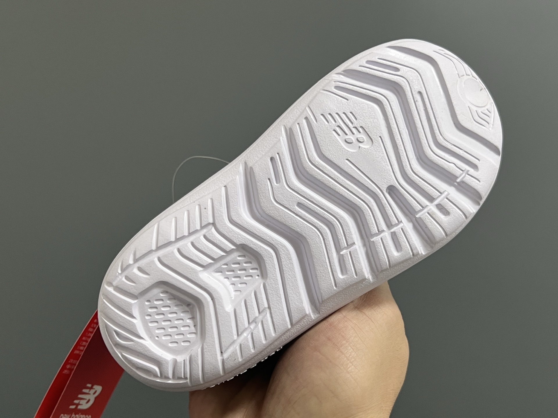 图片[5]-‼️‼️‼️ NB新款包头儿童护趾舒适男女童凉鞋 尺码：22-35 韩国官方同步新品🆕颜值爆表🔥 高级感满满的莫兰迪色系，视觉艺术的体验🌈 魔术贴➕松紧带设计，方便宝宝穿脱✅ 超轻EVA材质，上脚超舒适☁️ 可独立抽取式吸汗鞋垫，一鞋两穿，超赞👍🏻-选品中心