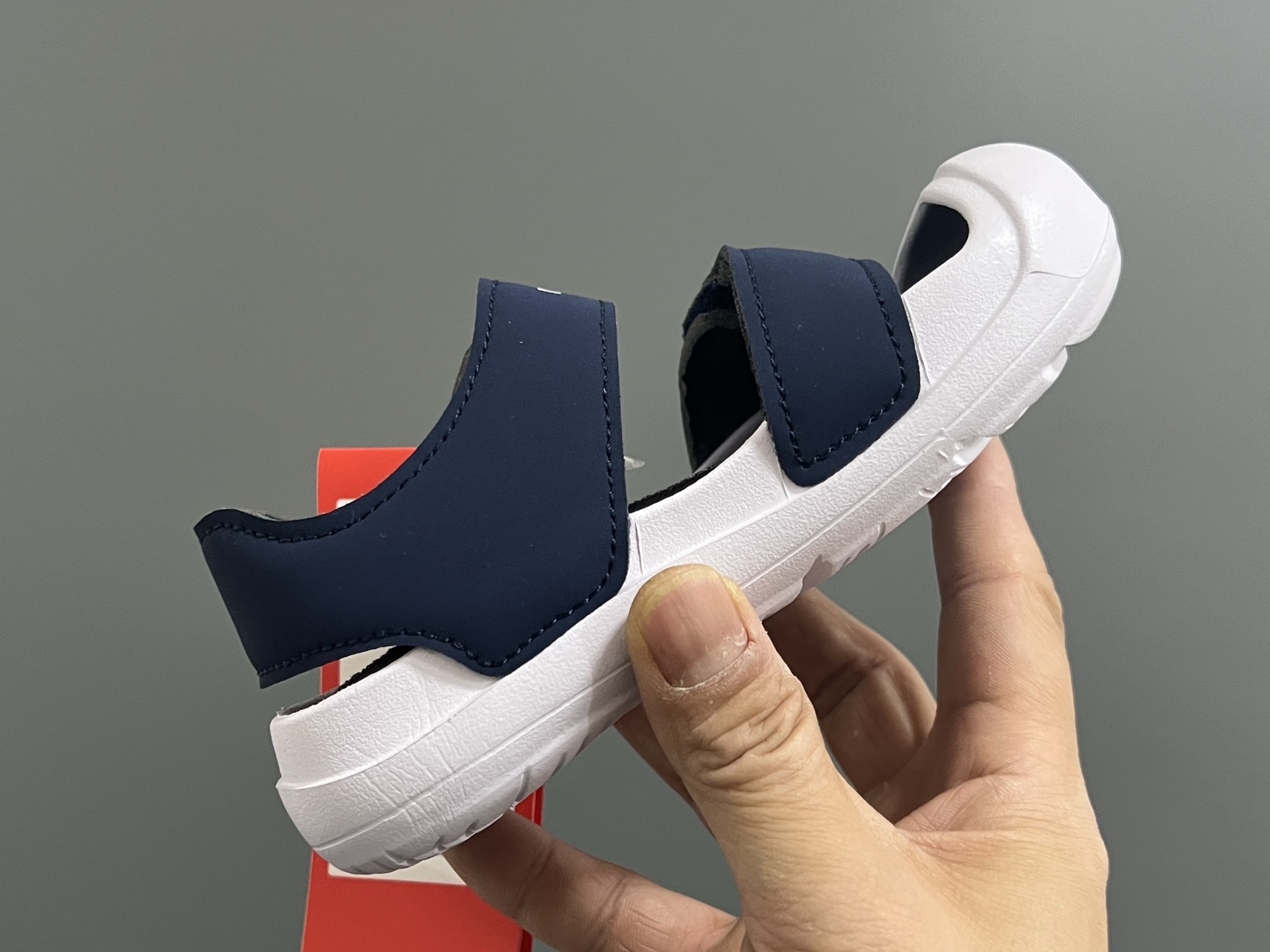 图片[6]-‼️‼️‼️ NB新款包头儿童护趾舒适男女童凉鞋 尺码：22-35 韩国官方同步新品🆕颜值爆表🔥 高级感满满的莫兰迪色系，视觉艺术的体验🌈 魔术贴➕松紧带设计，方便宝宝穿脱✅ 超轻EVA材质，上脚超舒适☁️ 可独立抽取式吸汗鞋垫，一鞋两穿，超赞👍🏻-选品中心