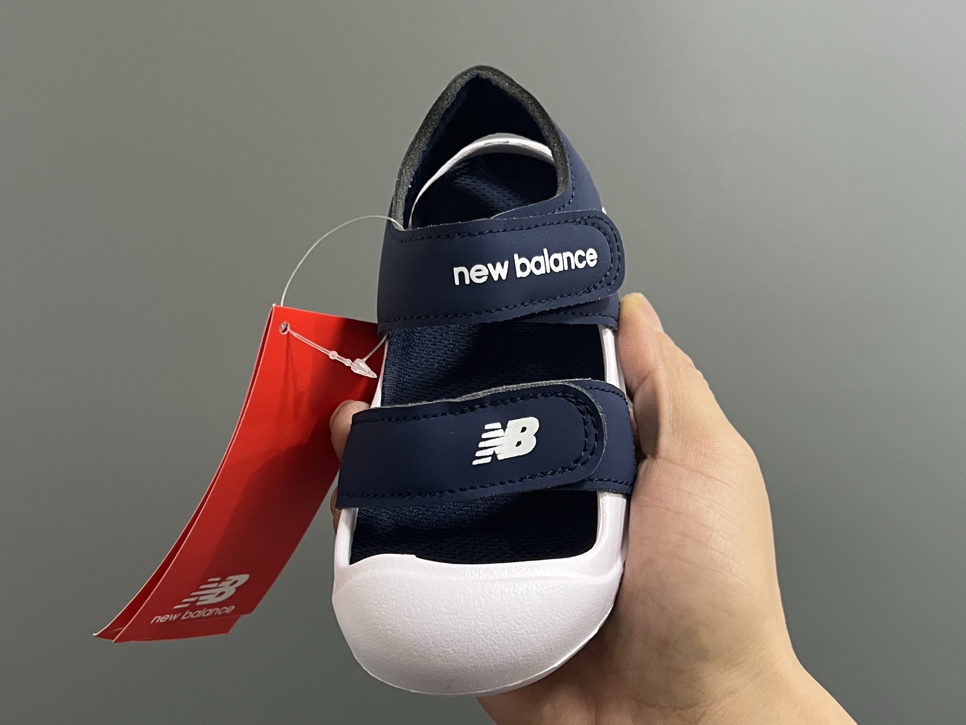 图片[3]-‼️‼️‼️ NB新款包头儿童护趾舒适男女童凉鞋 尺码：22-35 韩国官方同步新品🆕颜值爆表🔥 高级感满满的莫兰迪色系，视觉艺术的体验🌈 魔术贴➕松紧带设计，方便宝宝穿脱✅ 超轻EVA材质，上脚超舒适☁️ 可独立抽取式吸汗鞋垫，一鞋两穿，超赞👍🏻-选品中心