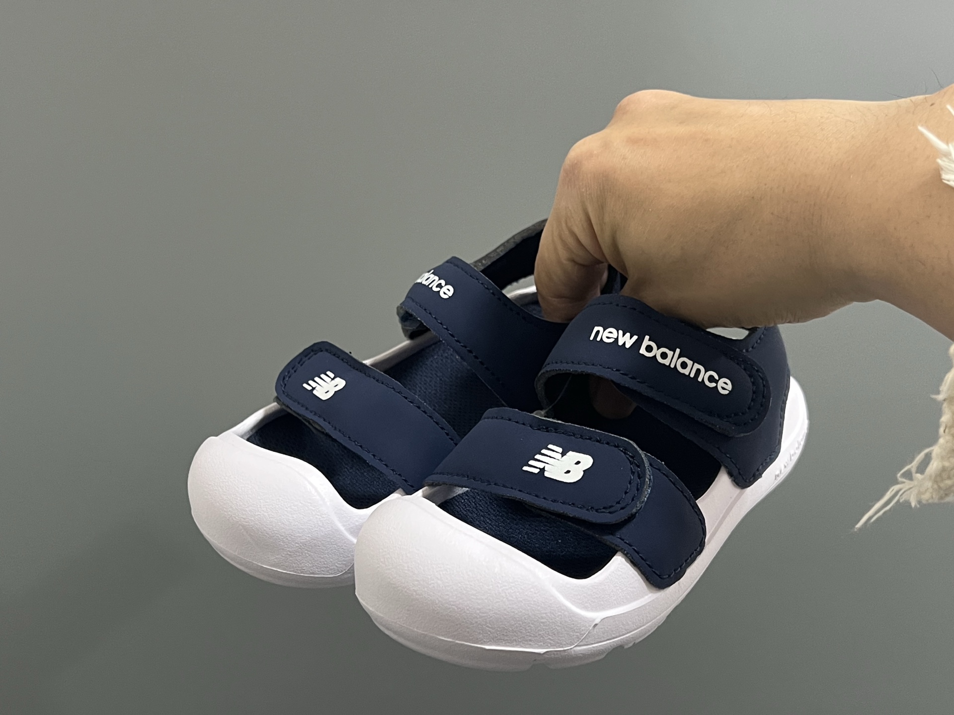 图片[2]-‼️‼️‼️ NB新款包头儿童护趾舒适男女童凉鞋 尺码：22-35 韩国官方同步新品🆕颜值爆表🔥 高级感满满的莫兰迪色系，视觉艺术的体验🌈 魔术贴➕松紧带设计，方便宝宝穿脱✅ 超轻EVA材质，上脚超舒适☁️ 可独立抽取式吸汗鞋垫，一鞋两穿，超赞👍🏻-选品中心