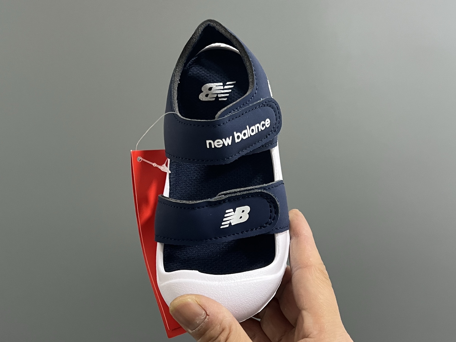 图片[8]-‼️‼️‼️ NB新款包头儿童护趾舒适男女童凉鞋 尺码：22-35 韩国官方同步新品🆕颜值爆表🔥 高级感满满的莫兰迪色系，视觉艺术的体验🌈 魔术贴➕松紧带设计，方便宝宝穿脱✅ 超轻EVA材质，上脚超舒适☁️ 可独立抽取式吸汗鞋垫，一鞋两穿，超赞👍🏻-选品中心