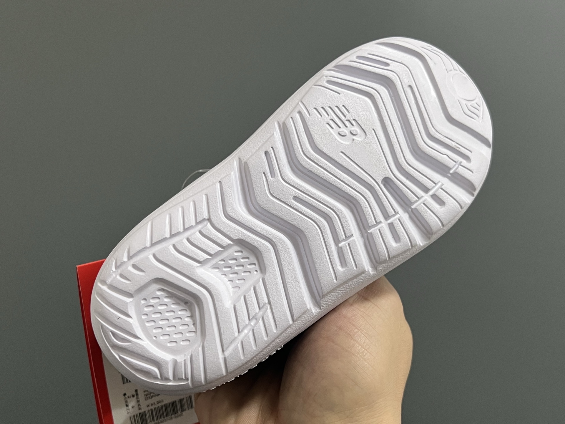 图片[5]-‼️‼️‼️ NB新款包头儿童护趾舒适男女童凉鞋 尺码：22-35 韩国官方同步新品🆕颜值爆表🔥 高级感满满的莫兰迪色系，视觉艺术的体验🌈 魔术贴➕松紧带设计，方便宝宝穿脱✅ 超轻EVA材质，上脚超舒适☁️ 可独立抽取式吸汗鞋垫，一鞋两穿，超赞👍🏻-选品中心