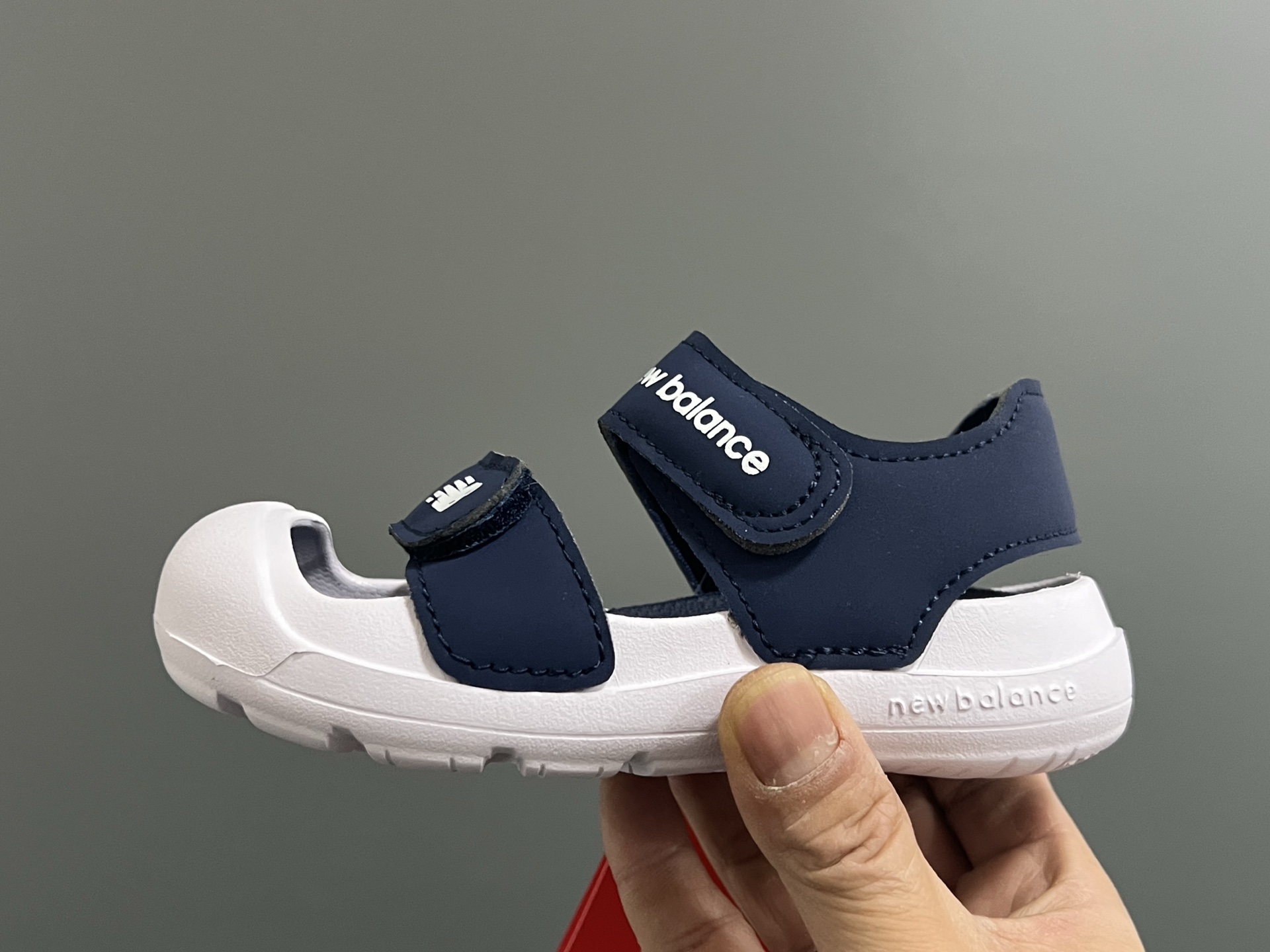 图片[4]-‼️‼️‼️ NB新款包头儿童护趾舒适男女童凉鞋 尺码：22-35 韩国官方同步新品🆕颜值爆表🔥 高级感满满的莫兰迪色系，视觉艺术的体验🌈 魔术贴➕松紧带设计，方便宝宝穿脱✅ 超轻EVA材质，上脚超舒适☁️ 可独立抽取式吸汗鞋垫，一鞋两穿，超赞👍🏻-选品中心