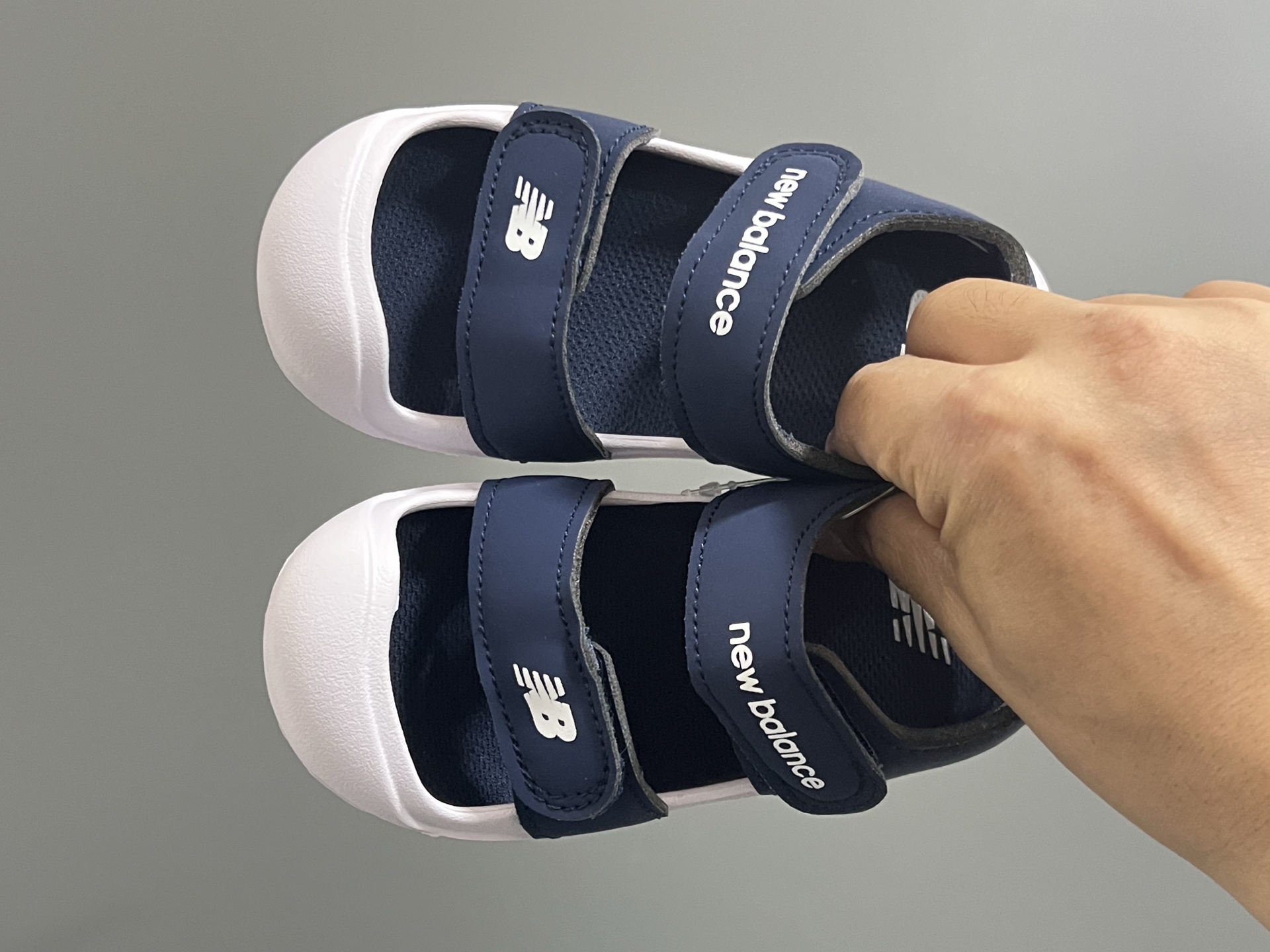 ‼️‼️‼️ NB新款包头儿童护趾舒适男女童凉鞋 尺码:22-35 韩国官方同步新品🆕颜值爆表🔥 高级感满满的莫兰迪色系,视觉艺术的体验🌈 魔术贴➕松紧带设计,方便宝宝穿脱✅ 超轻EVA材质,上脚超舒适☁️ 可独立抽取式吸汗鞋垫,一鞋两穿,超赞👍🏻-选品中心