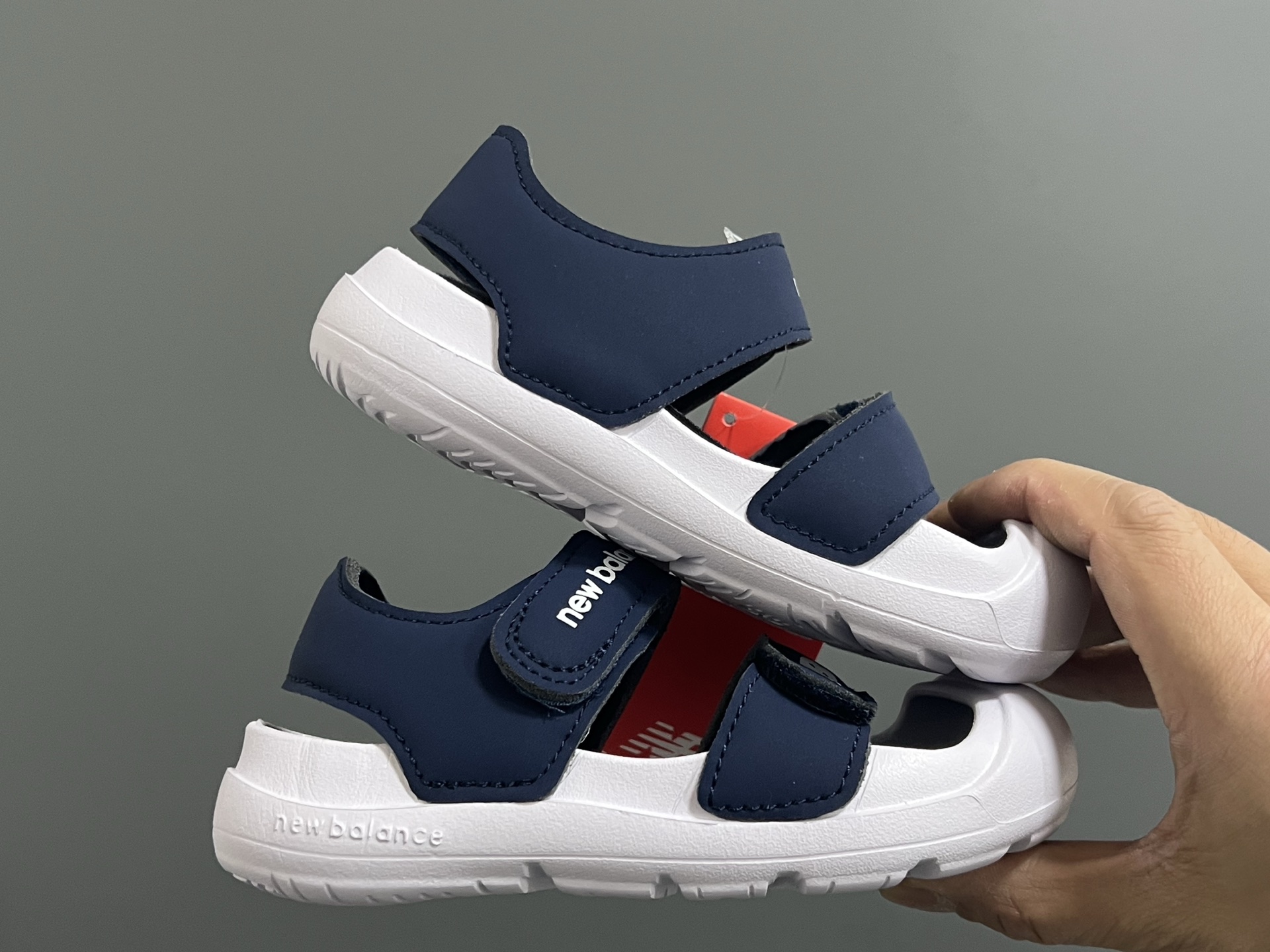 图片[9]-‼️‼️‼️ NB新款包头儿童护趾舒适男女童凉鞋 尺码：22-35 韩国官方同步新品🆕颜值爆表🔥 高级感满满的莫兰迪色系，视觉艺术的体验🌈 魔术贴➕松紧带设计，方便宝宝穿脱✅ 超轻EVA材质，上脚超舒适☁️ 可独立抽取式吸汗鞋垫，一鞋两穿，超赞👍🏻-选品中心