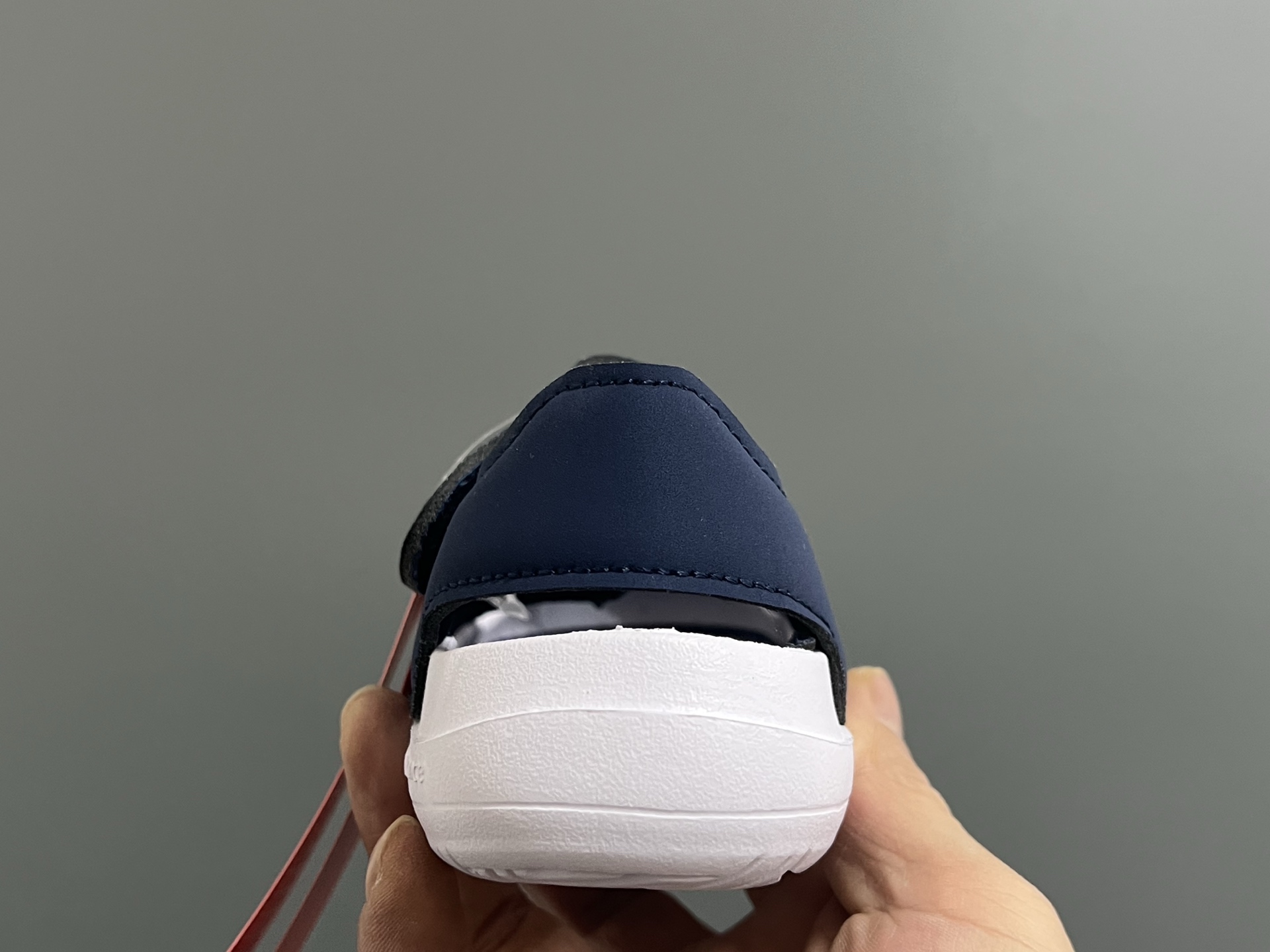 图片[7]-‼️‼️‼️ NB新款包头儿童护趾舒适男女童凉鞋 尺码：22-35 韩国官方同步新品🆕颜值爆表🔥 高级感满满的莫兰迪色系，视觉艺术的体验🌈 魔术贴➕松紧带设计，方便宝宝穿脱✅ 超轻EVA材质，上脚超舒适☁️ 可独立抽取式吸汗鞋垫，一鞋两穿，超赞👍🏻-选品中心