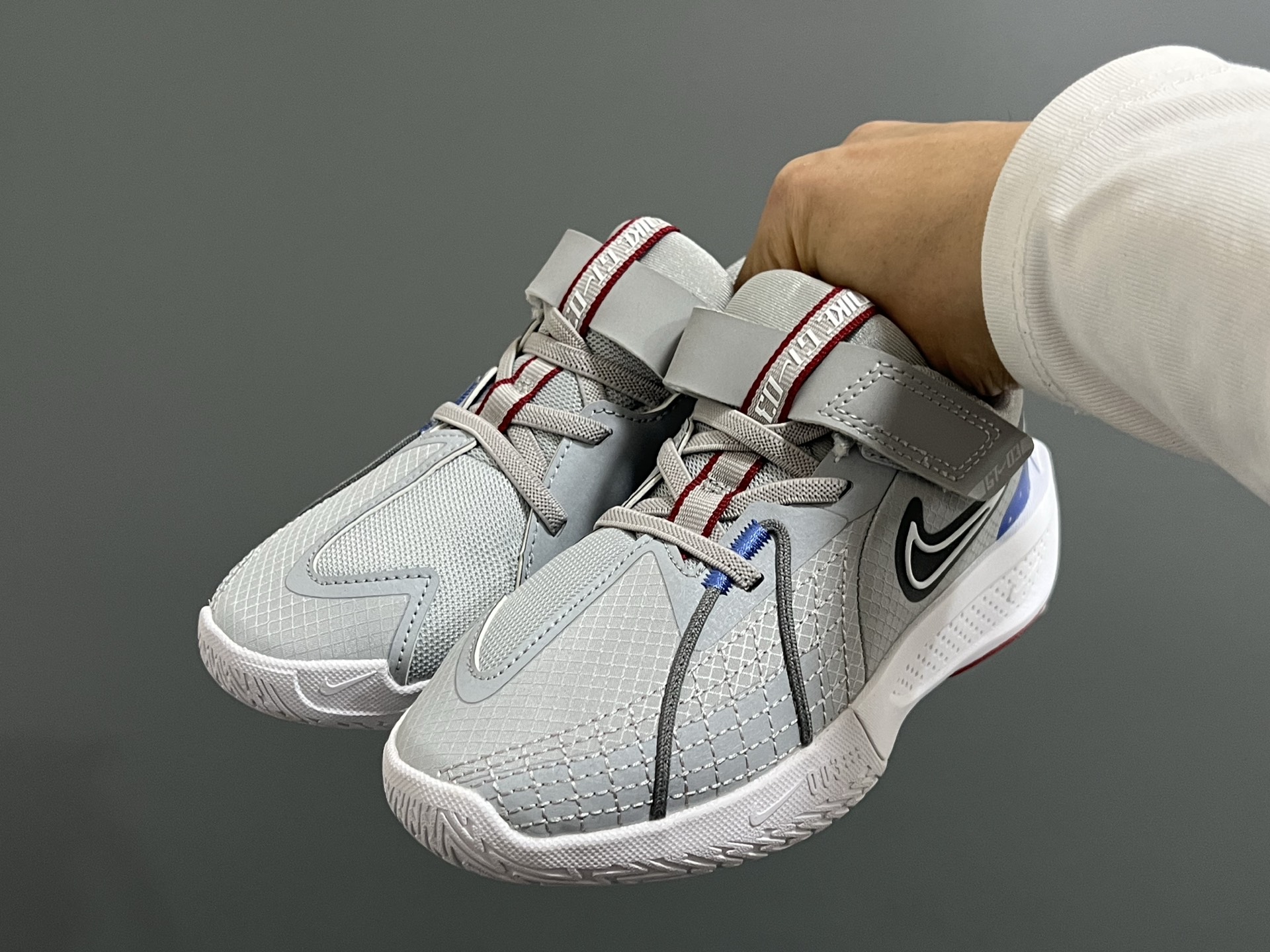 图片[2]-NK新款GT-3魔术贴儿童篮球运动鞋 尺码：26-37.5码 优质新款实战篮球鞋🏀 魔术贴设计，穿脱方便✌🏻 橡胶耐磨防滑大底，脚感超赞👍🏻 清新配色，穿搭超时髦✨-选品中心