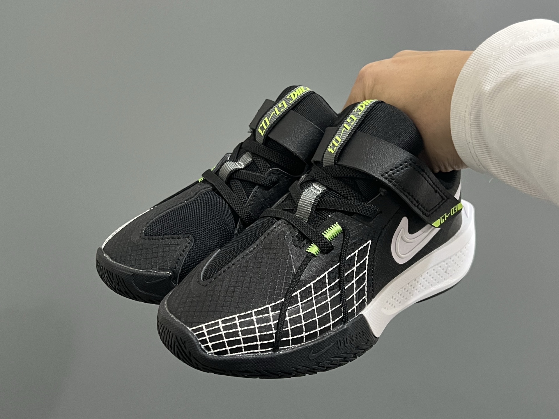 图片[2]-NK新款GT-3魔术贴儿童篮球运动鞋 尺码：26-37.5码 优质新款实战篮球鞋🏀 魔术贴设计，穿脱方便✌🏻 橡胶耐磨防滑大底，脚感超赞👍🏻 清新配色，穿搭超时髦✨-选品中心