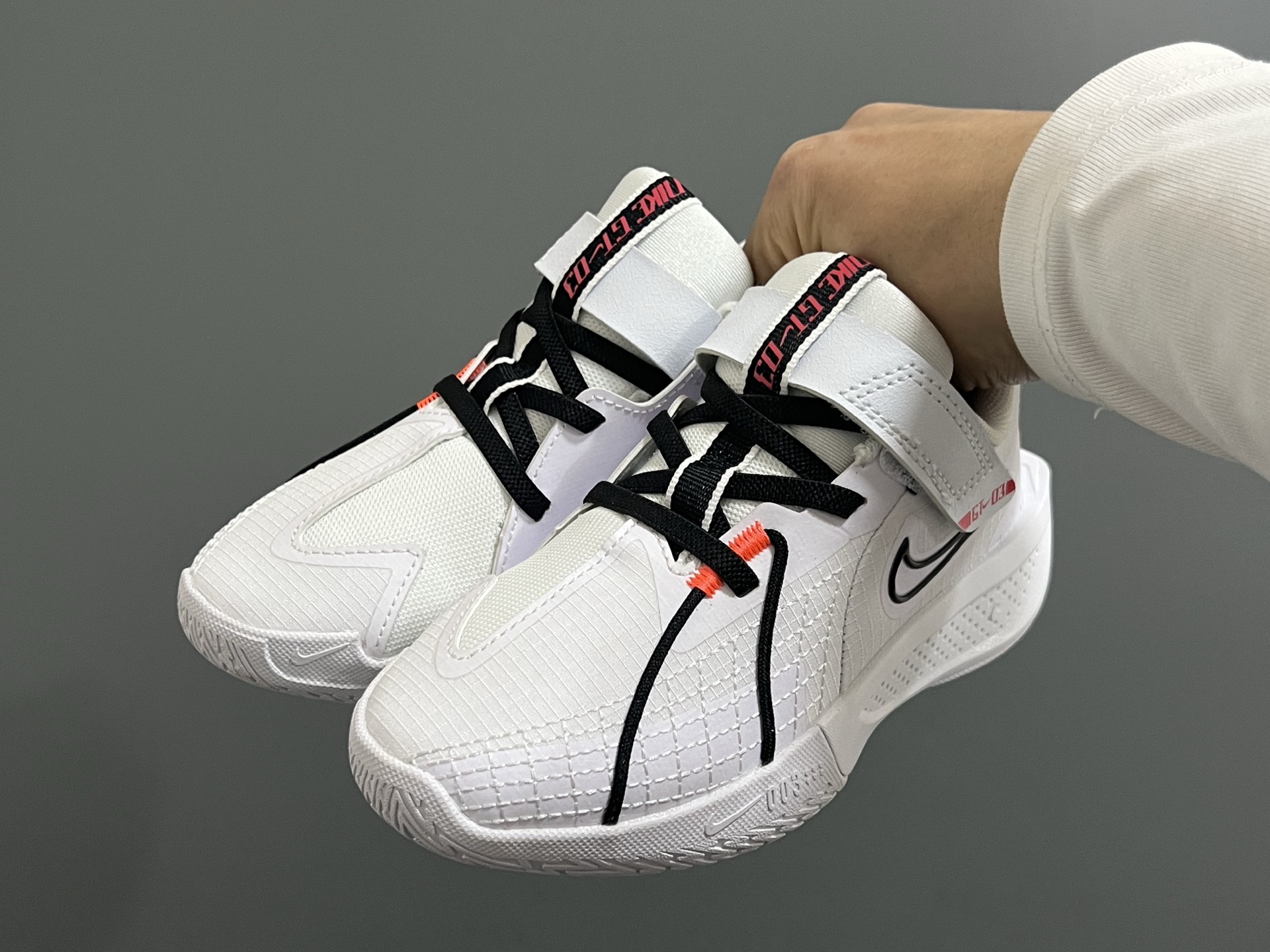 图片[2]-NK新款GT-3魔术贴儿童篮球运动鞋 尺码：26-37.5码 优质新款实战篮球鞋🏀 魔术贴设计，穿脱方便✌🏻 橡胶耐磨防滑大底，脚感超赞👍🏻 清新配色，穿搭超时髦✨-选品中心