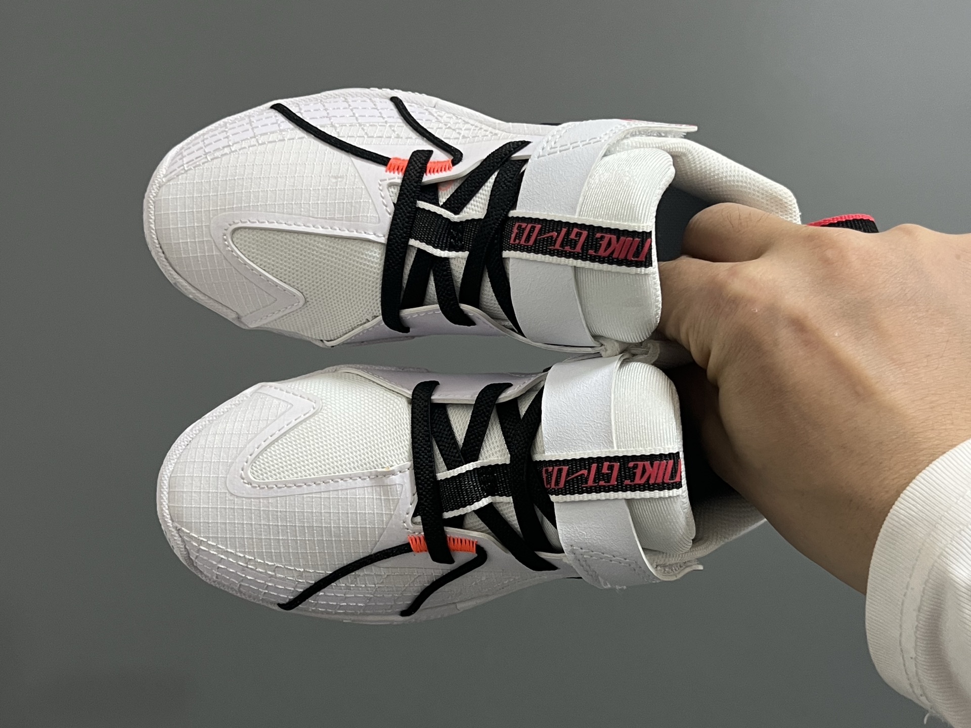 NK新款GT-3魔术贴儿童篮球运动鞋 尺码：26-37.5码 优质新款实战篮球鞋🏀 魔术贴设计，穿脱方便✌🏻 橡胶耐磨防滑大底，脚感超赞👍🏻 清新配色，穿搭超时髦✨-选品中心