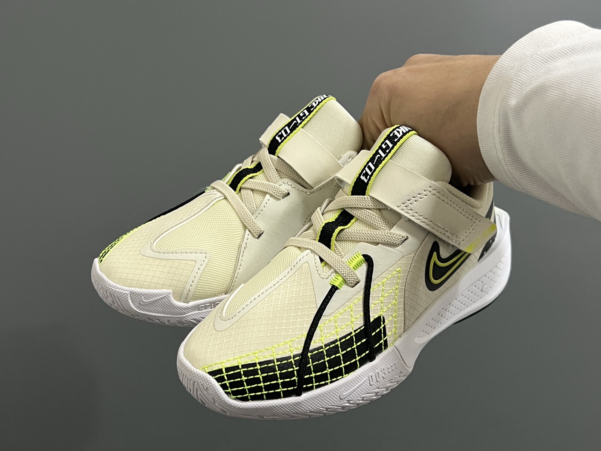 图片[2]-NK新款GT-3魔术贴儿童篮球运动鞋 尺码：26-37.5码 优质新款实战篮球鞋🏀 魔术贴设计，穿脱方便✌🏻 橡胶耐磨防滑大底，脚感超赞👍🏻 清新配色，穿搭超时髦✨-选品中心