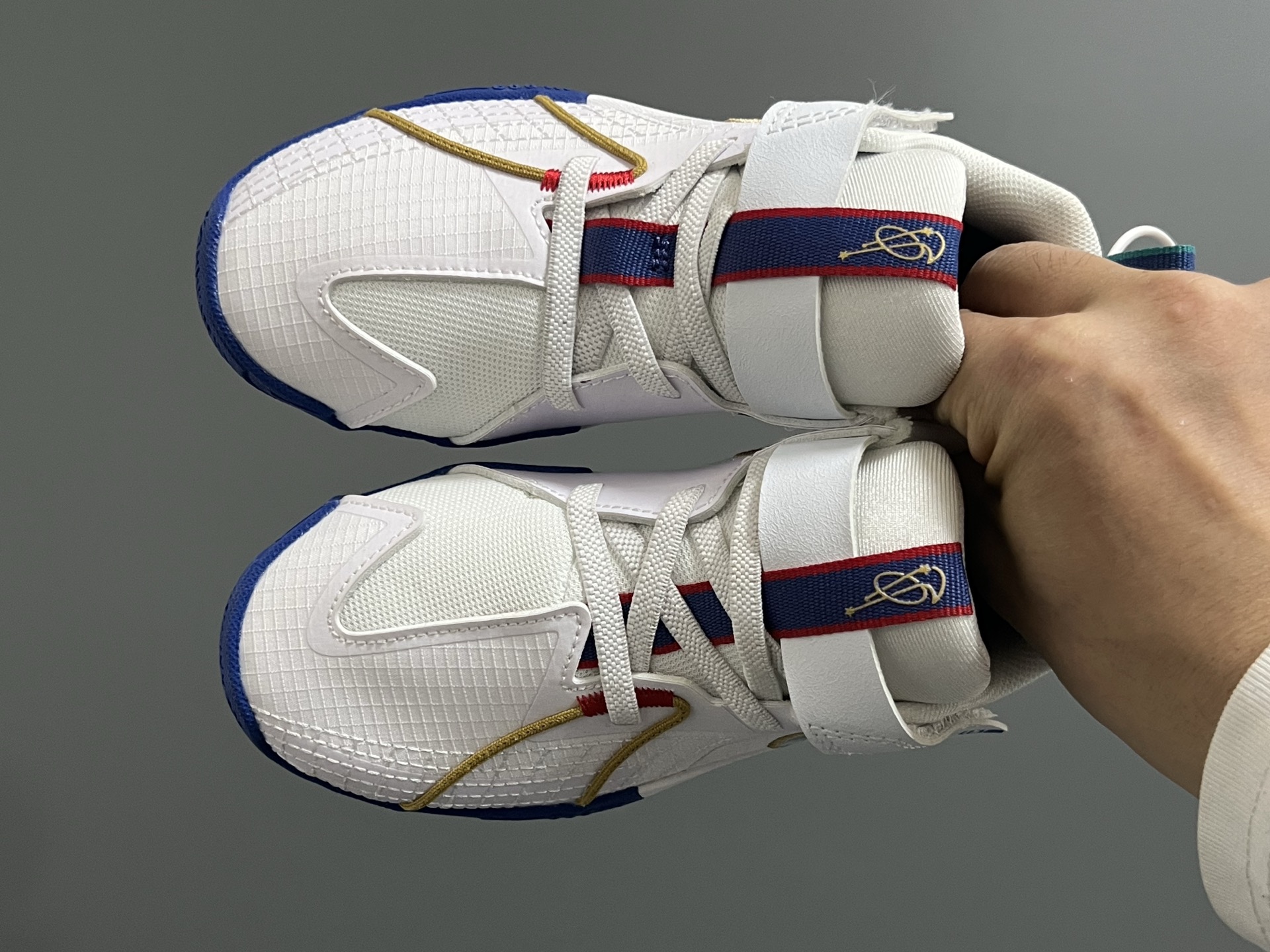 NK新款GT-3魔术贴儿童篮球运动鞋 尺码：26-37.5码 优质新款实战篮球鞋🏀 魔术贴设计，穿脱方便✌🏻 橡胶耐磨防滑大底，脚感超赞👍🏻 清新配色，穿搭超时髦✨-选品中心