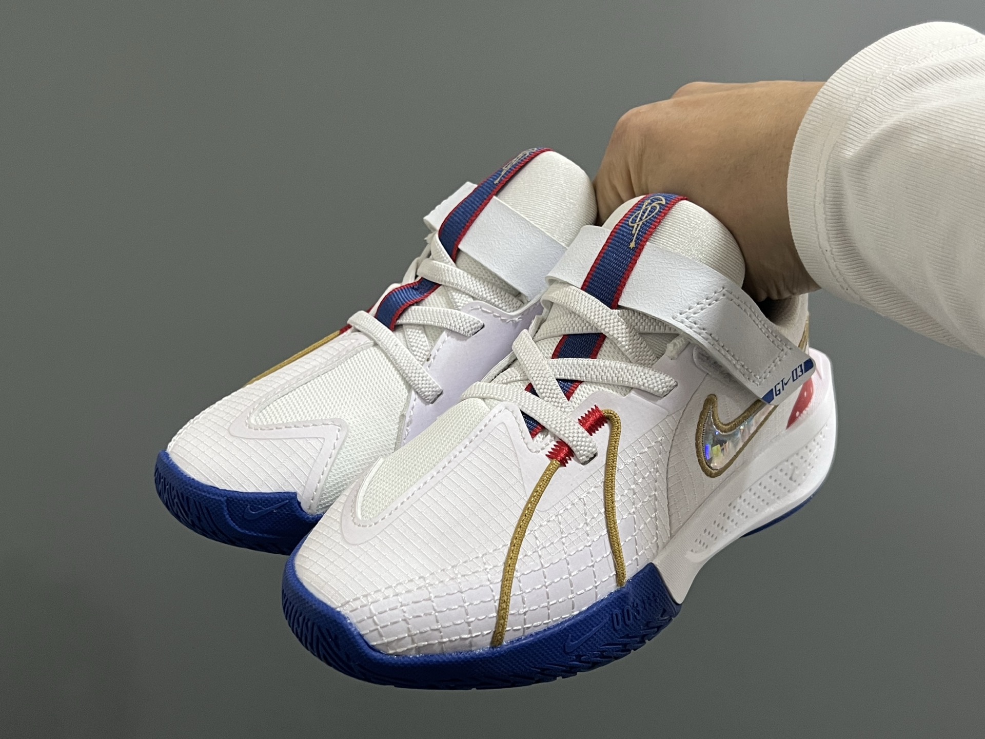 图片[2]-NK新款GT-3魔术贴儿童篮球运动鞋 尺码：26-37.5码 优质新款实战篮球鞋🏀 魔术贴设计，穿脱方便✌🏻 橡胶耐磨防滑大底，脚感超赞👍🏻 清新配色，穿搭超时髦✨-选品中心