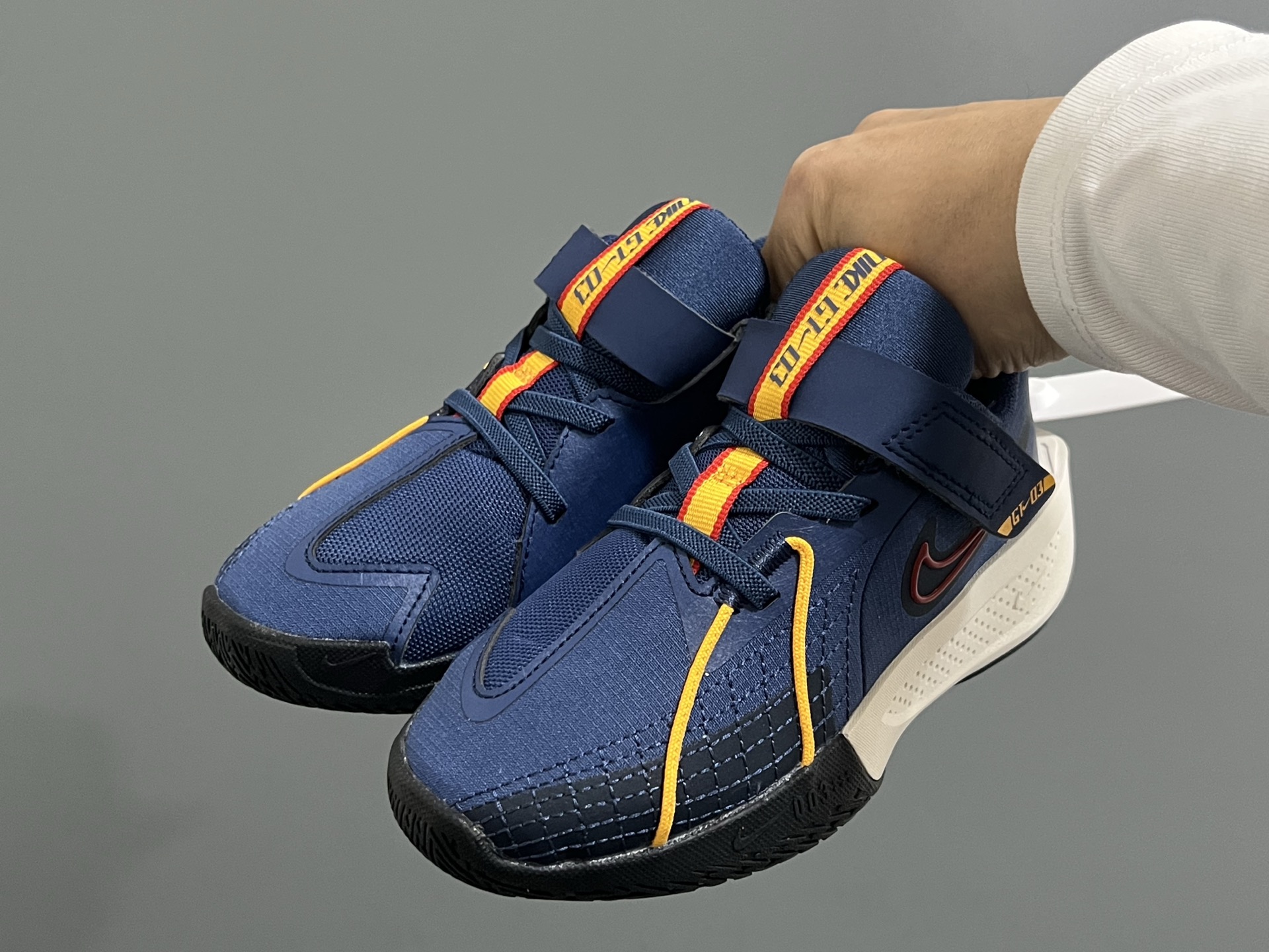 图片[2]-NK新款GT-3魔术贴儿童篮球运动鞋 尺码：26-37.5码 优质新款实战篮球鞋🏀 魔术贴设计，穿脱方便✌🏻 橡胶耐磨防滑大底，脚感超赞👍🏻 清新配色，穿搭超时髦✨-选品中心