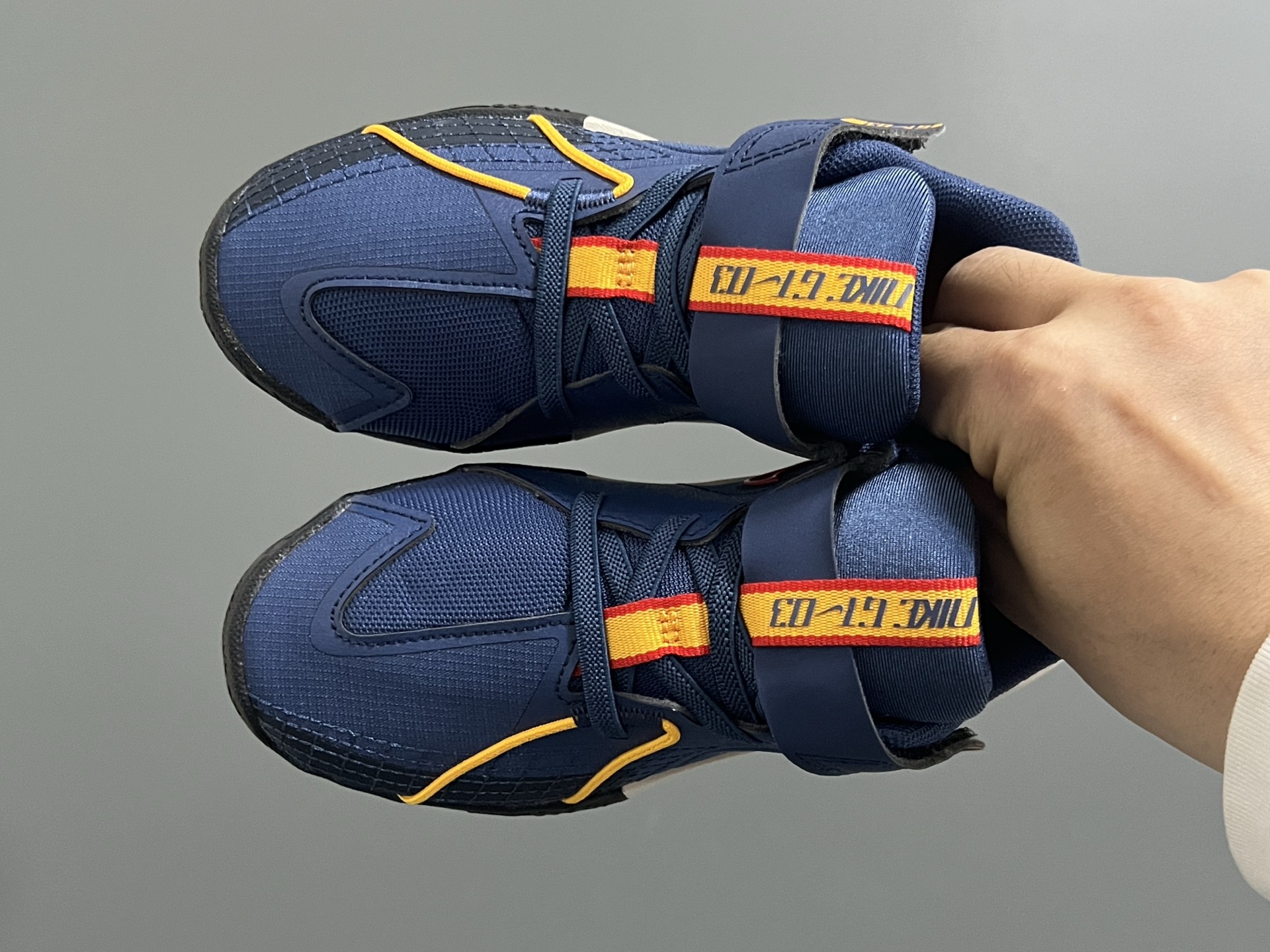 NK新款GT-3魔术贴儿童篮球运动鞋 尺码：26-37.5码 优质新款实战篮球鞋🏀 魔术贴设计，穿脱方便✌🏻 橡胶耐磨防滑大底，脚感超赞👍🏻 清新配色，穿搭超时髦✨-选品中心