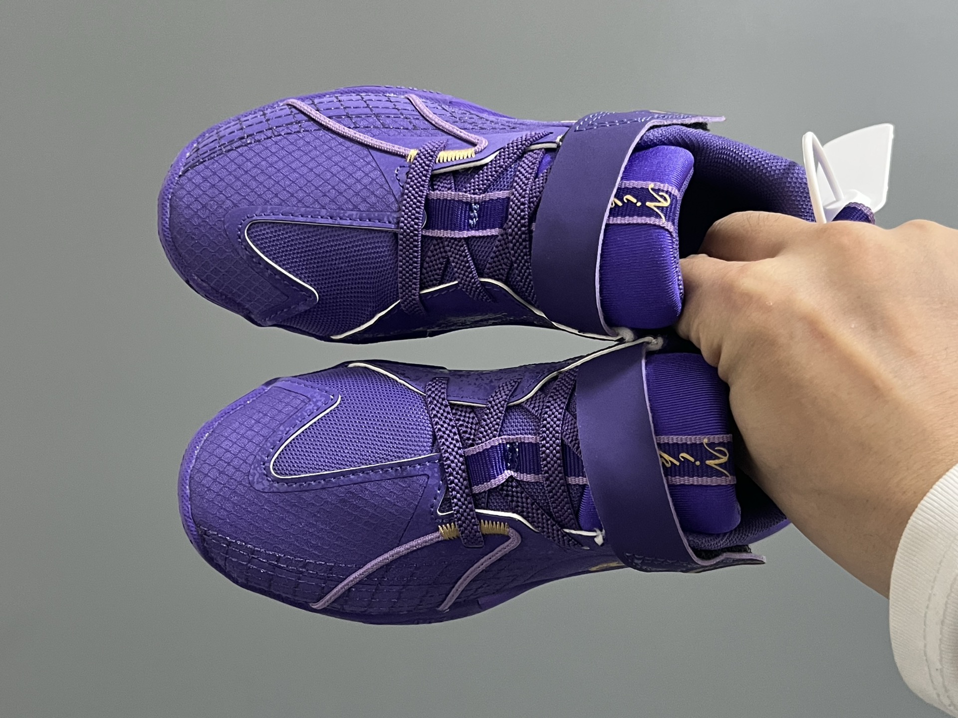 NK新款GT-3魔术贴儿童篮球运动鞋 尺码：26-37.5码 优质新款实战篮球鞋🏀 魔术贴设计，穿脱方便✌🏻 橡胶耐磨防滑大底，脚感超赞👍🏻 清新配色，穿搭超时髦✨-选品中心