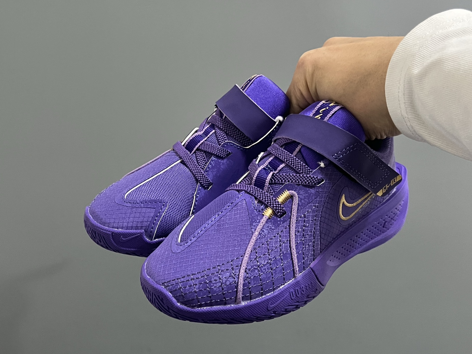 图片[2]-NK新款GT-3魔术贴儿童篮球运动鞋 尺码：26-37.5码 优质新款实战篮球鞋🏀 魔术贴设计，穿脱方便✌🏻 橡胶耐磨防滑大底，脚感超赞👍🏻 清新配色，穿搭超时髦✨-选品中心