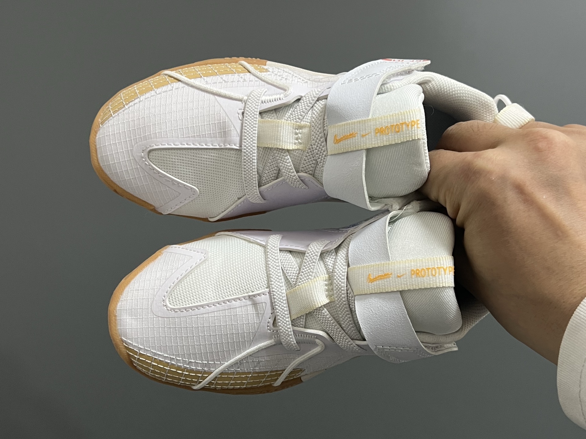 NK新款GT-3魔术贴儿童篮球运动鞋 尺码：26-37.5码 优质新款实战篮球鞋🏀 魔术贴设计，穿脱方便✌🏻 橡胶耐磨防滑大底，脚感超赞👍🏻 清新配色，穿搭超时髦✨-选品中心