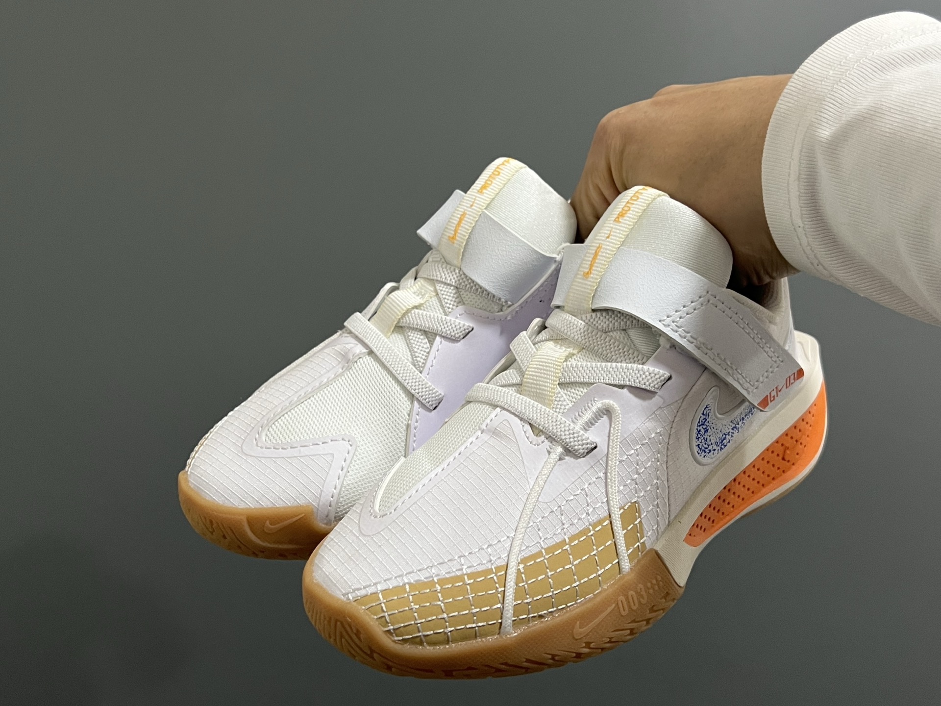 图片[2]-NK新款GT-3魔术贴儿童篮球运动鞋 尺码：26-37.5码 优质新款实战篮球鞋🏀 魔术贴设计，穿脱方便✌🏻 橡胶耐磨防滑大底，脚感超赞👍🏻 清新配色，穿搭超时髦✨-选品中心