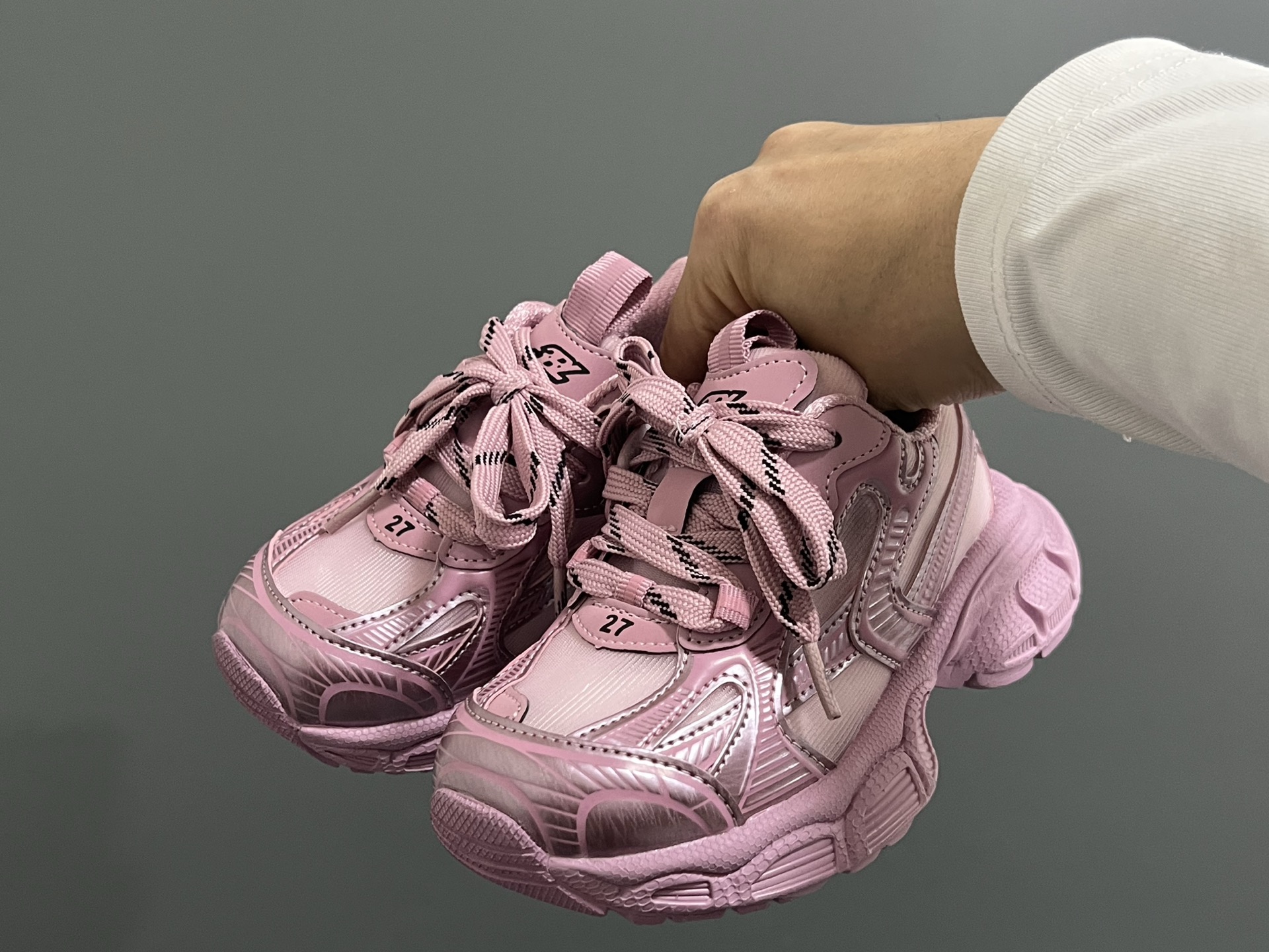 巴黎新款网纱儿童魔术贴老爹鞋 尺码：26-37码 经典巴黎世家老爹鞋🆕 网纱设计，透气又舒适☁️ 魔术贴设计，穿脱方便✌🏻-选品中心