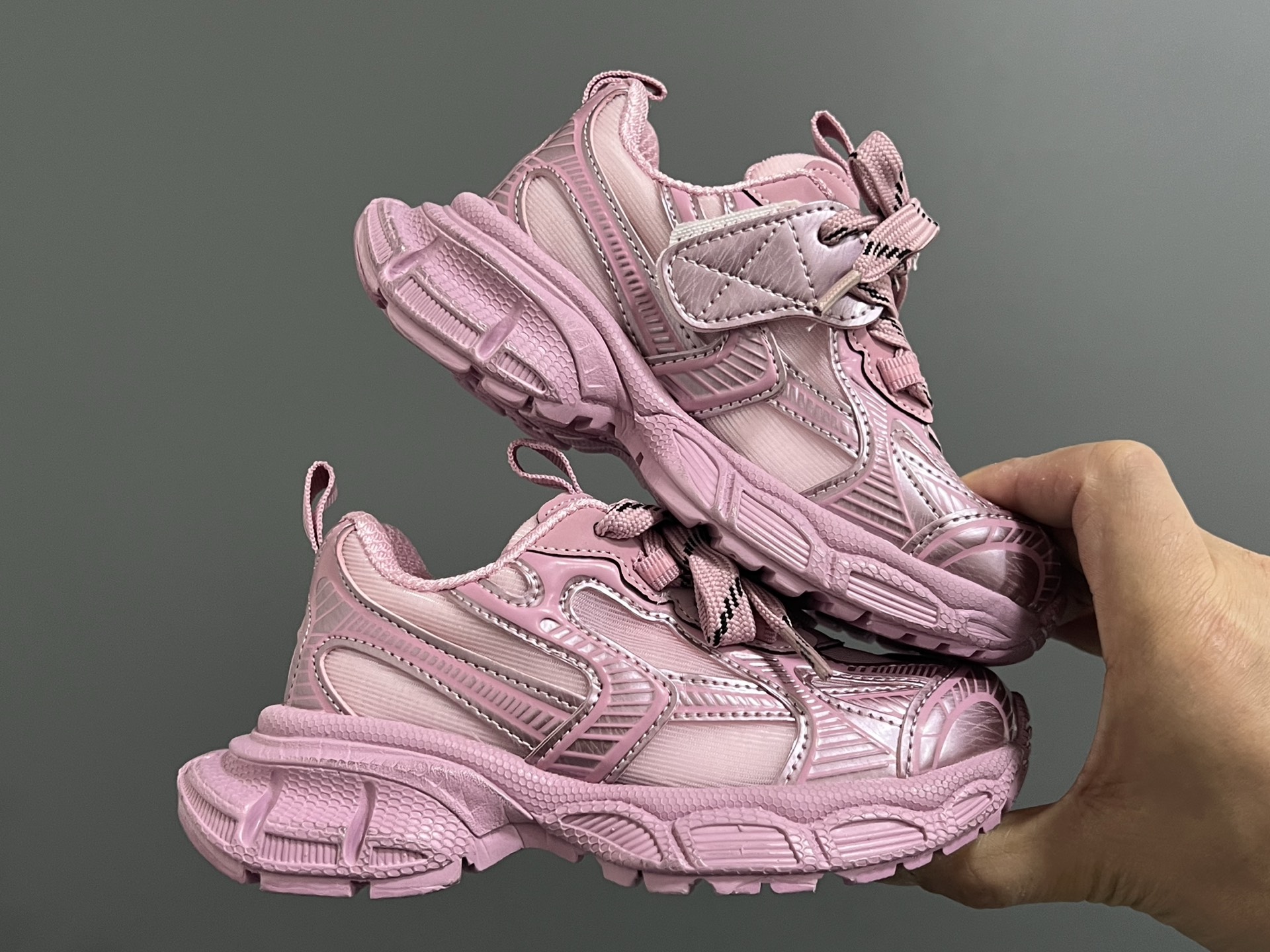 图片[9]-巴黎新款网纱儿童魔术贴老爹鞋 尺码：26-37码 经典巴黎世家老爹鞋🆕 网纱设计，透气又舒适☁️ 魔术贴设计，穿脱方便✌🏻-选品中心