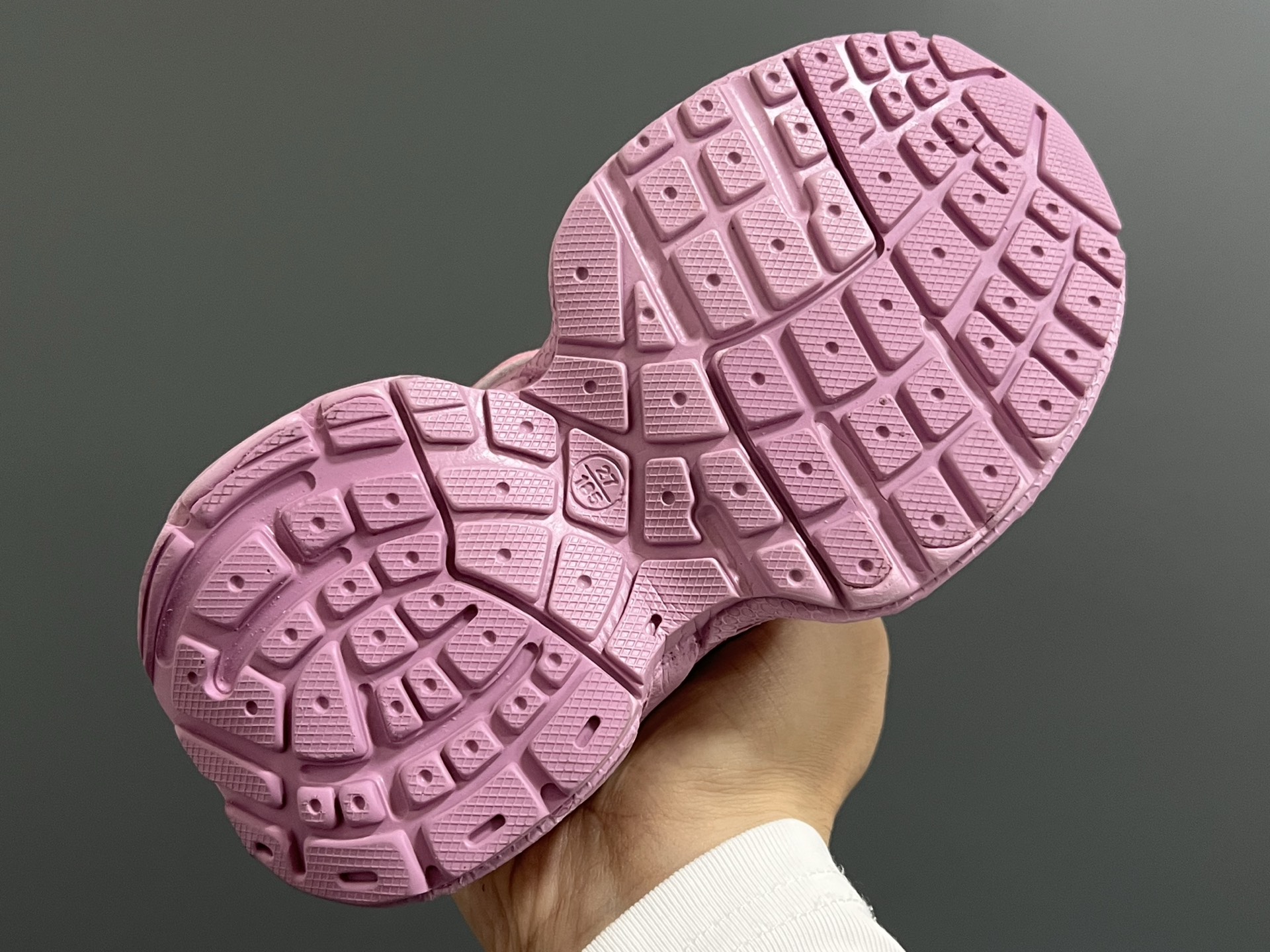 图片[5]-巴黎新款网纱儿童魔术贴老爹鞋 尺码：26-37码 经典巴黎世家老爹鞋🆕 网纱设计，透气又舒适☁️ 魔术贴设计，穿脱方便✌🏻-选品中心