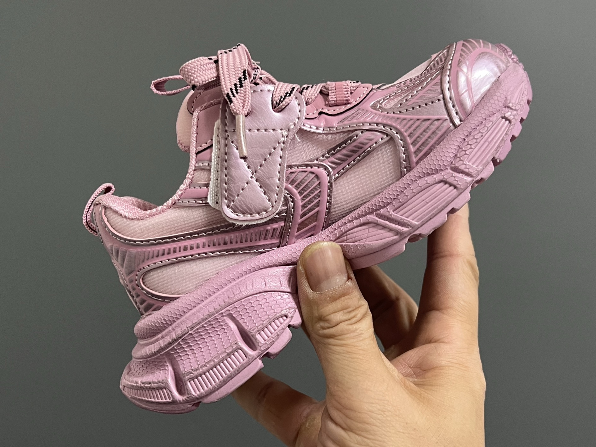 图片[6]-巴黎新款网纱儿童魔术贴老爹鞋 尺码：26-37码 经典巴黎世家老爹鞋🆕 网纱设计，透气又舒适☁️ 魔术贴设计，穿脱方便✌🏻-选品中心