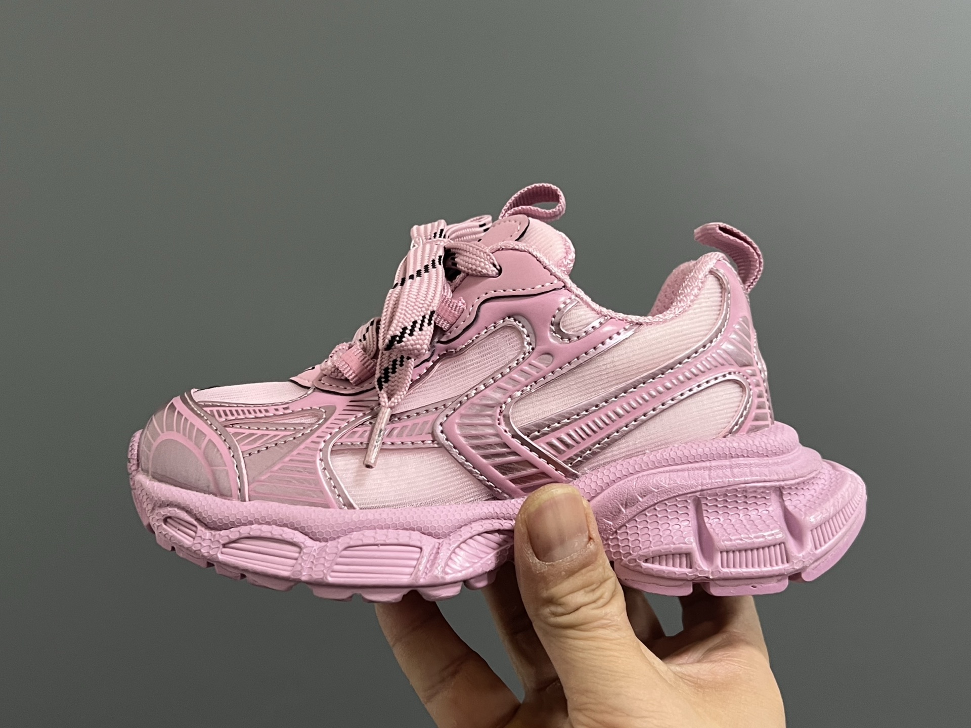 图片[4]-巴黎新款网纱儿童魔术贴老爹鞋 尺码：26-37码 经典巴黎世家老爹鞋🆕 网纱设计，透气又舒适☁️ 魔术贴设计，穿脱方便✌🏻-选品中心