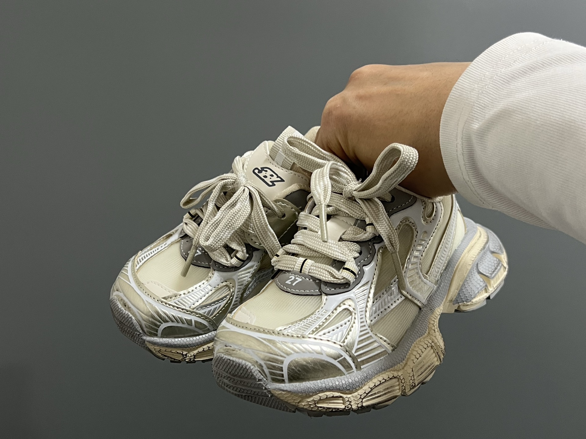 图片[2]-巴黎新款网纱儿童魔术贴老爹鞋 尺码：26-37码 经典巴黎世家老爹鞋🆕 网纱设计，透气又舒适☁️ 魔术贴设计，穿脱方便✌🏻-选品中心