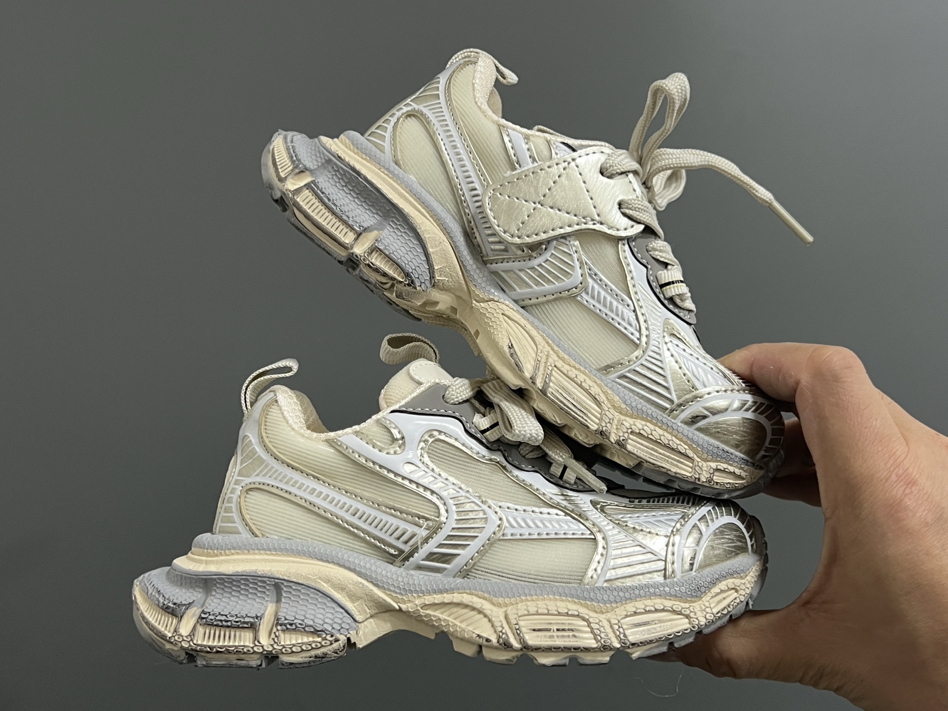 图片[9]-巴黎新款网纱儿童魔术贴老爹鞋 尺码：26-37码 经典巴黎世家老爹鞋🆕 网纱设计，透气又舒适☁️ 魔术贴设计，穿脱方便✌🏻-选品中心