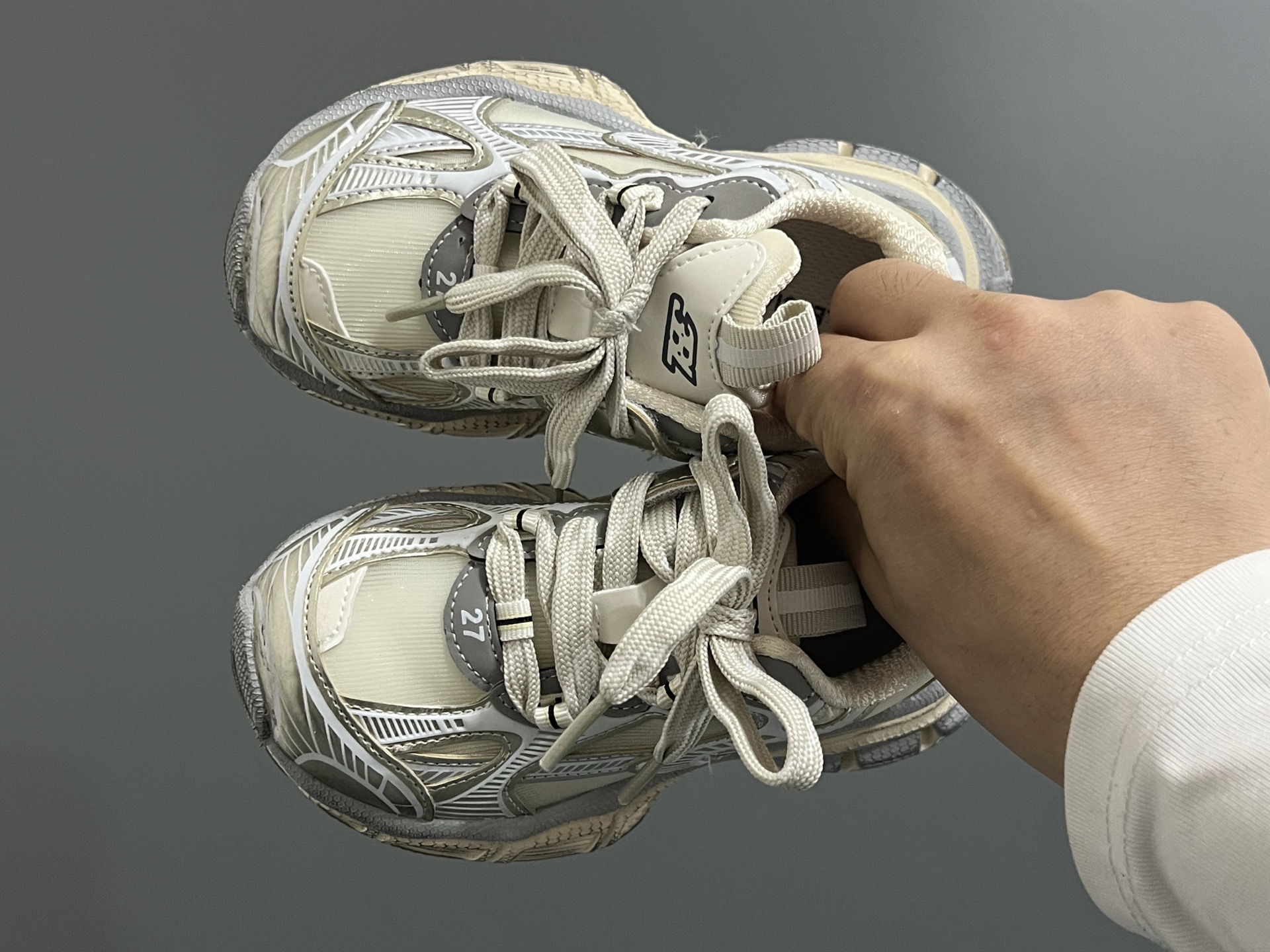 巴黎新款网纱儿童魔术贴老爹鞋 尺码：26-37码 经典巴黎世家老爹鞋🆕 网纱设计，透气又舒适☁️ 魔术贴设计，穿脱方便✌🏻-选品中心