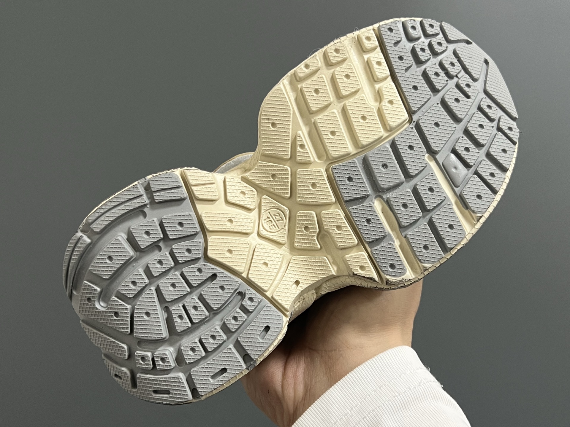 图片[5]-巴黎新款网纱儿童魔术贴老爹鞋 尺码：26-37码 经典巴黎世家老爹鞋🆕 网纱设计，透气又舒适☁️ 魔术贴设计，穿脱方便✌🏻-选品中心