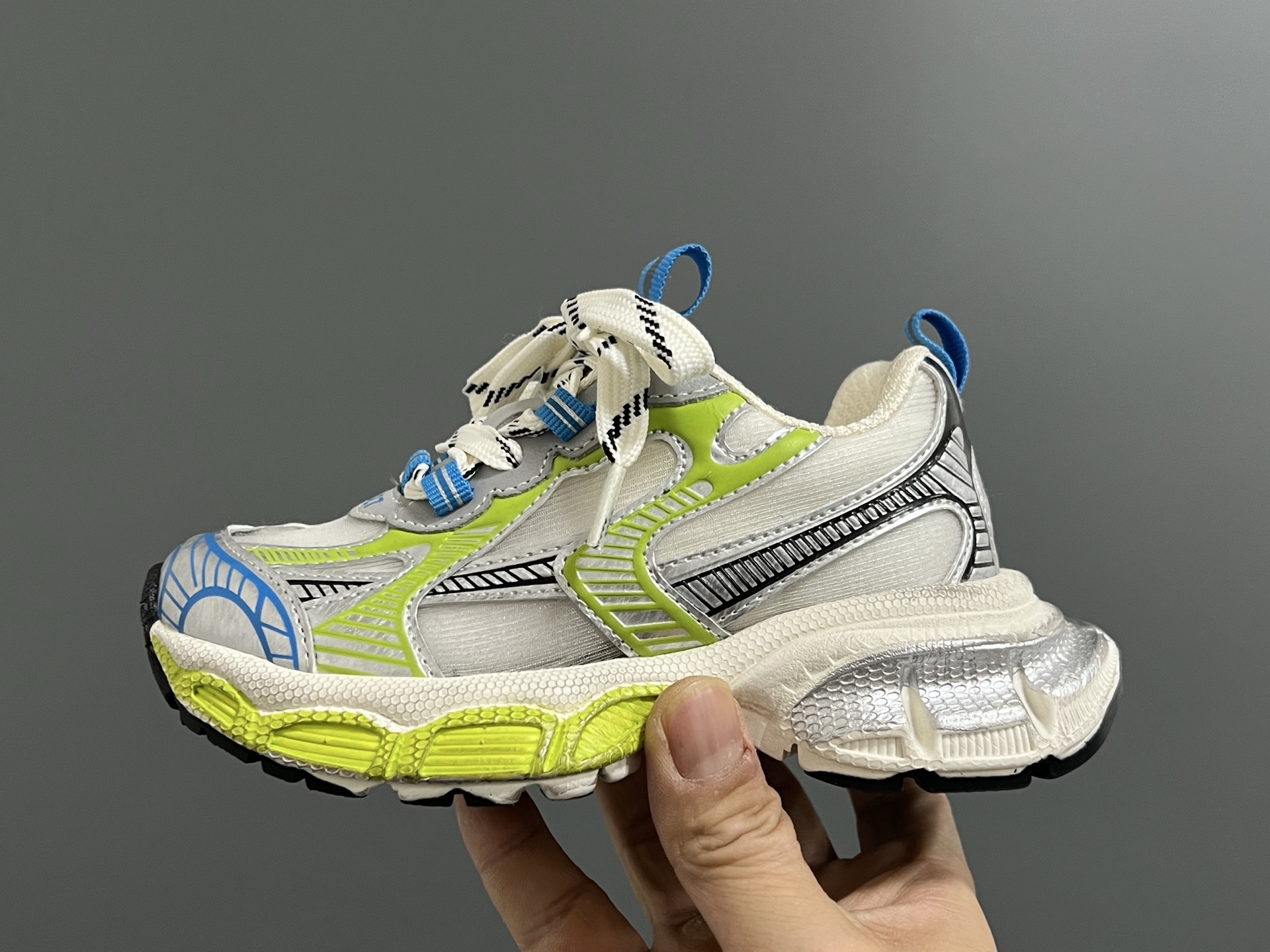 图片[4]-巴黎新款网纱儿童魔术贴老爹鞋 尺码：26-37码 经典巴黎世家老爹鞋🆕 网纱设计，透气又舒适☁️ 魔术贴设计，穿脱方便✌🏻-选品中心