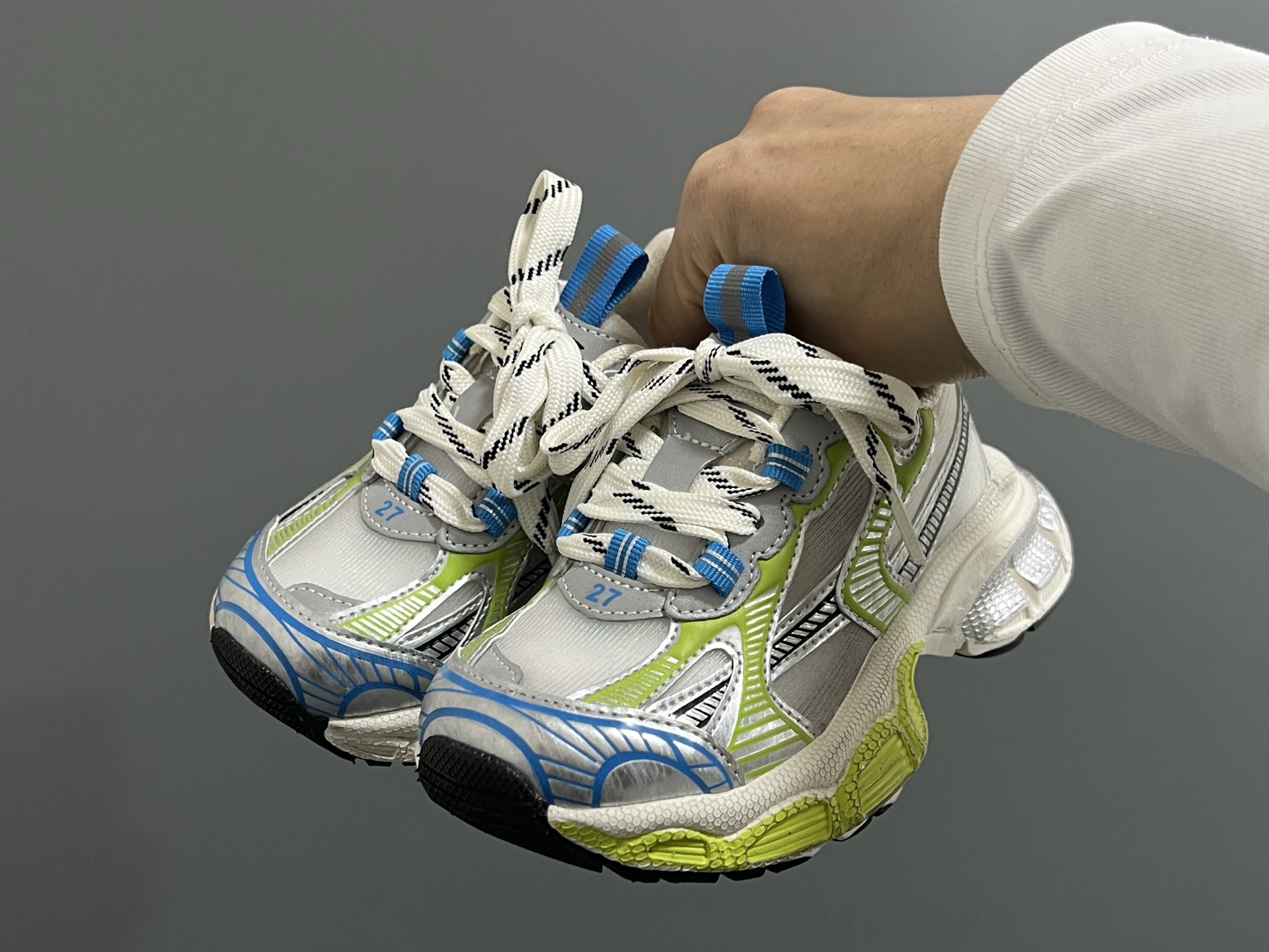 图片[2]-巴黎新款网纱儿童魔术贴老爹鞋 尺码：26-37码 经典巴黎世家老爹鞋🆕 网纱设计，透气又舒适☁️ 魔术贴设计，穿脱方便✌🏻-选品中心