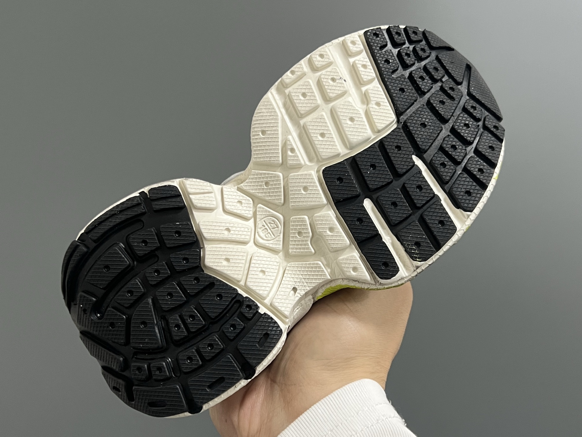 图片[5]-巴黎新款网纱儿童魔术贴老爹鞋 尺码：26-37码 经典巴黎世家老爹鞋🆕 网纱设计，透气又舒适☁️ 魔术贴设计，穿脱方便✌🏻-选品中心