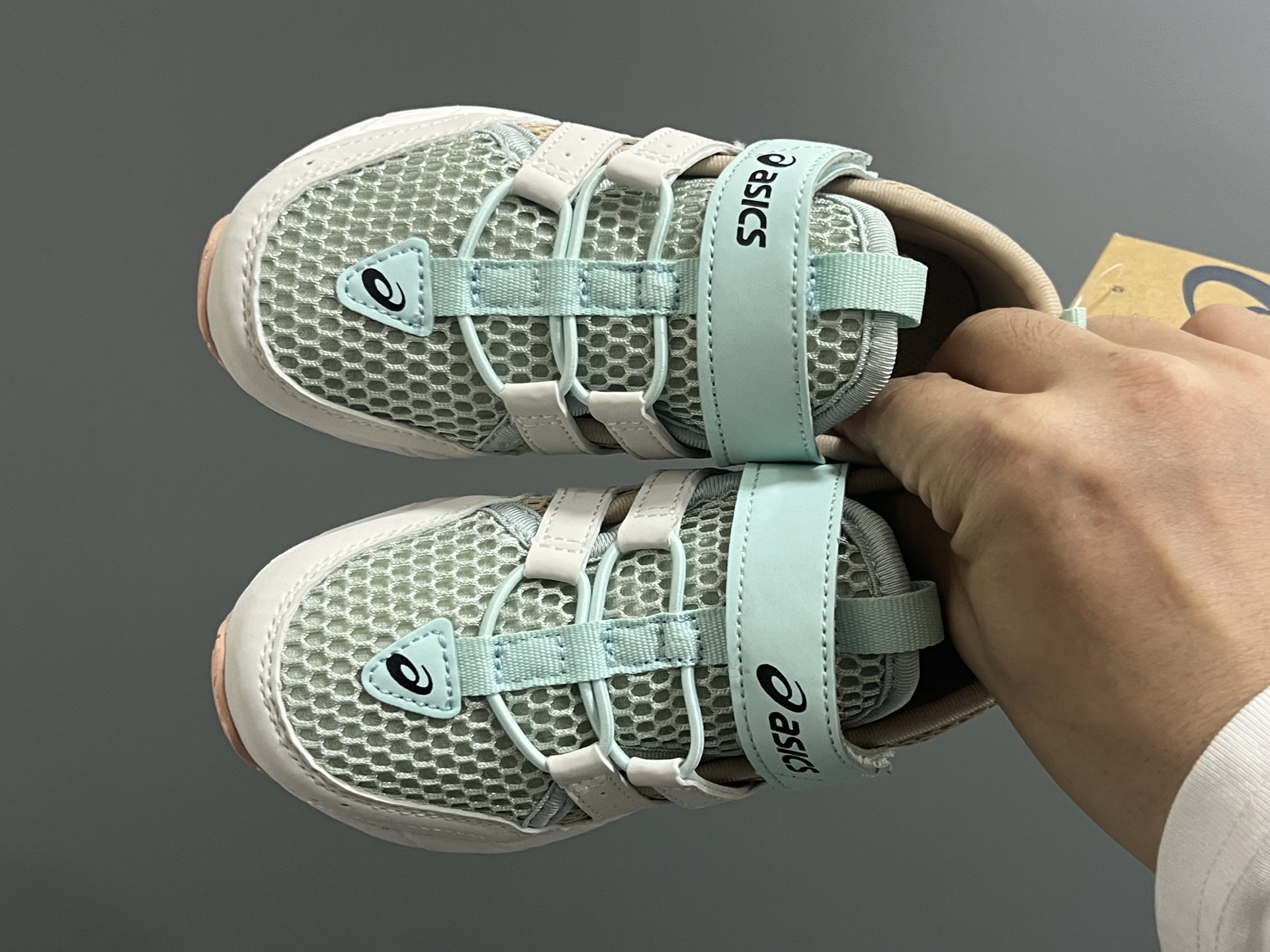 ‼️‼️‼️ YSS 25新款春夏网面魔术贴儿童凉鞋运动鞋 尺码:26-37码 小众品牌Asics系列🆕 网面透气舒适☁️ 魔术贴设计,穿脱方便✌🏻 橡胶耐磨防滑大底,脚感不言而喻✔️ 春夏超好穿的网面凉鞋🛒-选品中心