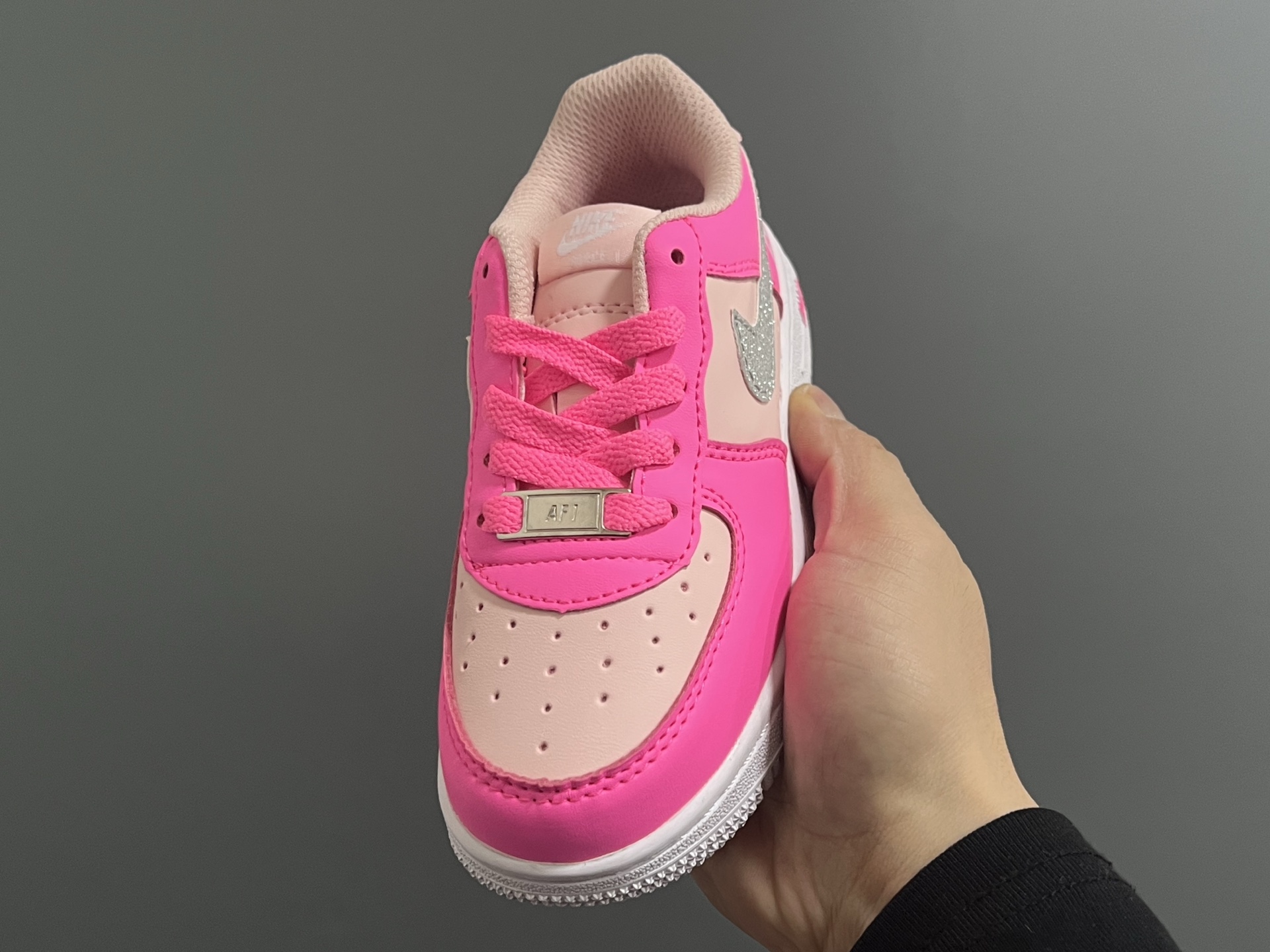 图片[3]-NK空军卡通低帮鞋带款儿童板鞋22-35码 经典空军一号款式🆕 优质皮料拼接，质感满满 精致卡通印花，可爱又有趣✨ 百搭又时髦get✔️-选品中心