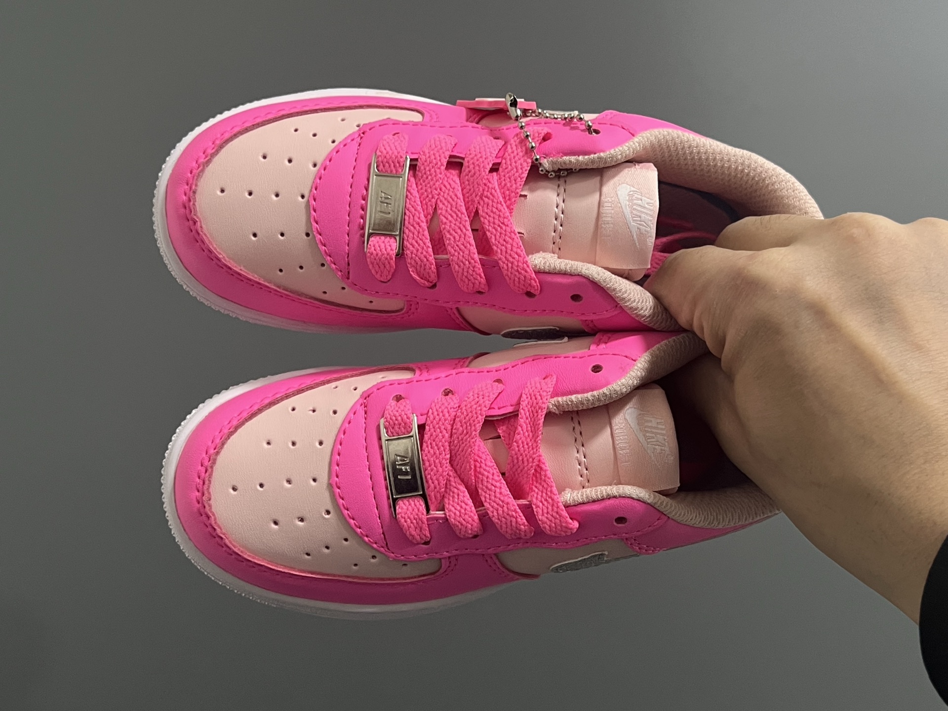 图片[2]-NK空军卡通低帮鞋带款儿童板鞋22-35码 经典空军一号款式🆕 优质皮料拼接，质感满满 精致卡通印花，可爱又有趣✨ 百搭又时髦get✔️-选品中心