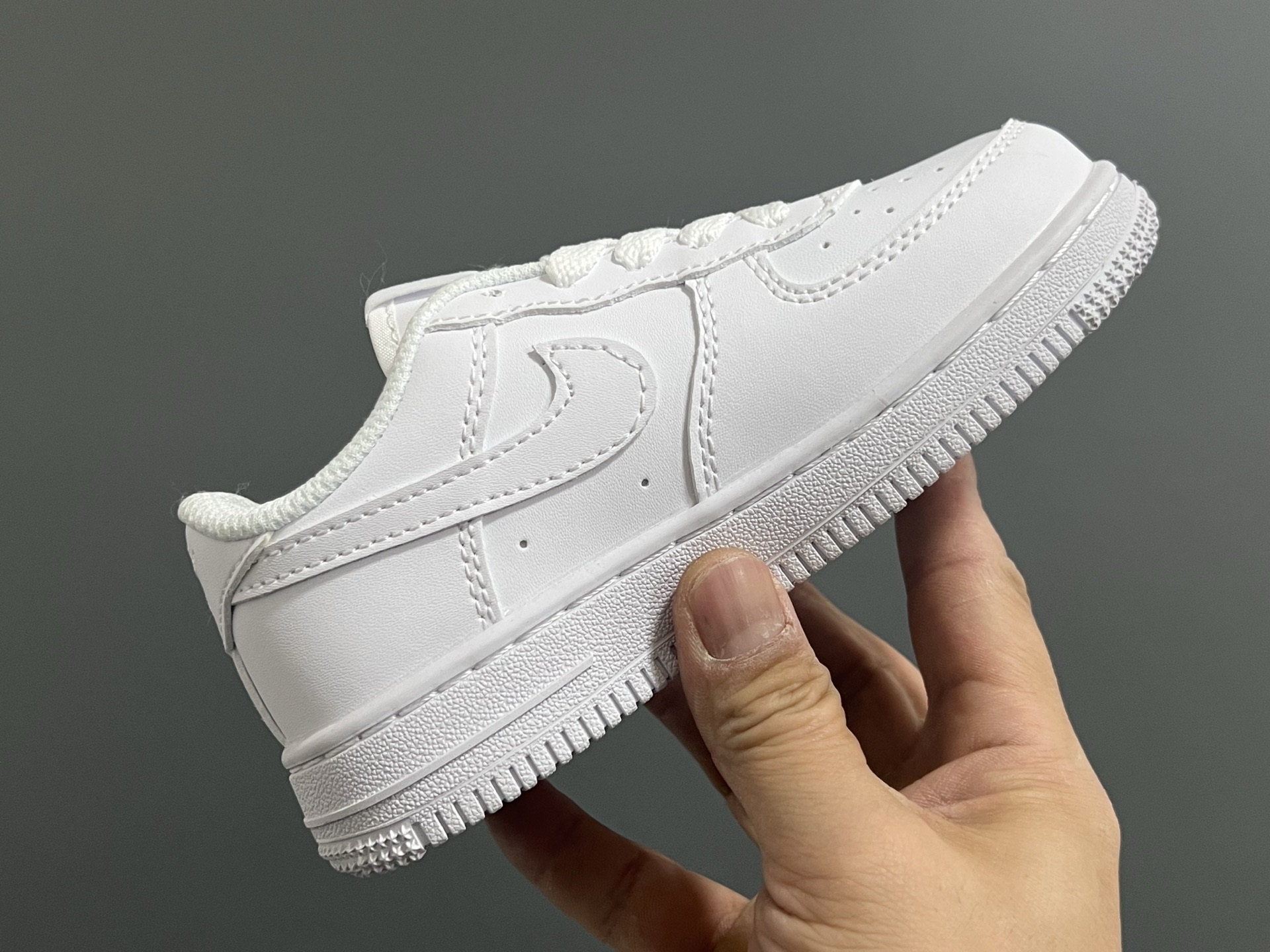 图片[5]-NK空军卡通低帮鞋带款儿童板鞋22-35码 经典空军一号款式🆕 优质皮料拼接，质感满满 精致卡通印花，可爱又有趣✨ 百搭又时髦get✔️-选品中心