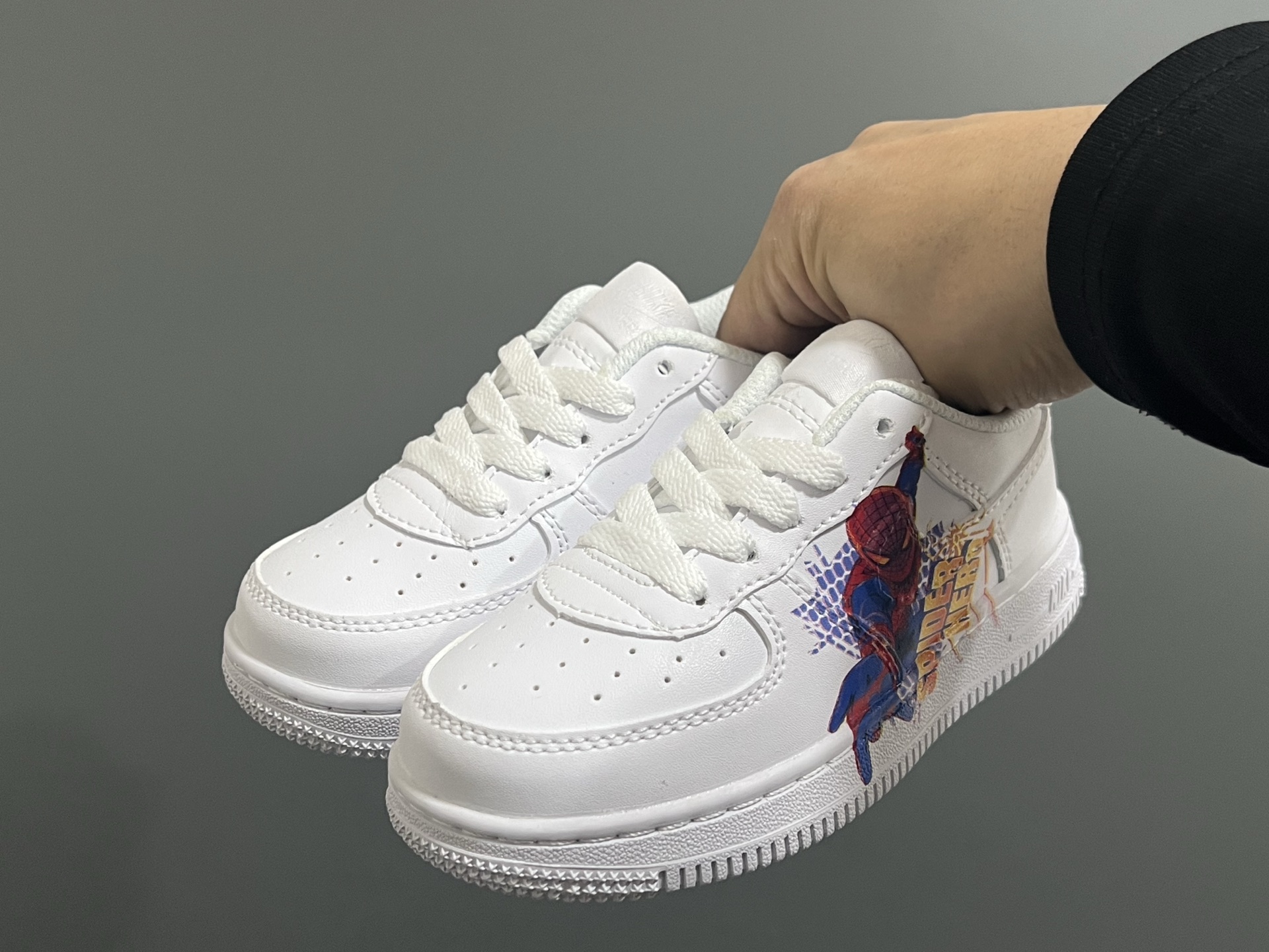 NK空军卡通低帮鞋带款儿童板鞋22-35码 经典空军一号款式🆕 优质皮料拼接，质感满满 精致卡通印花，可爱又有趣✨ 百搭又时髦get✔️-选品中心