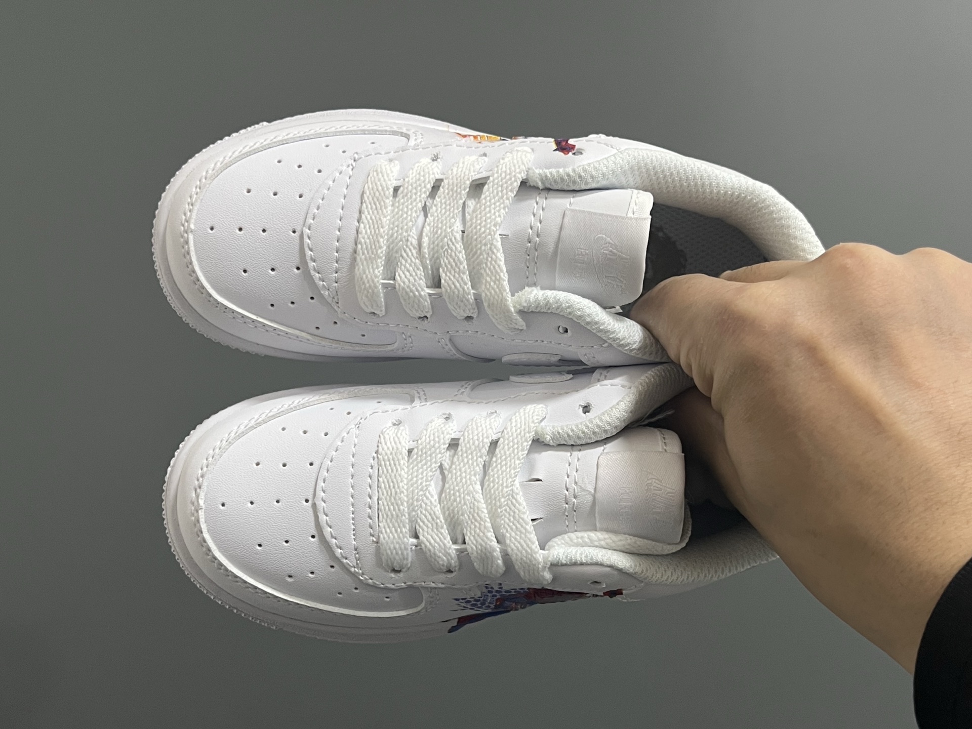 NK新款空一号卡通低帮鞋带款儿童休闲板鞋 尺码：22-35码 经典空军一号款式🆕 优质皮料拼接，质感满满‼️ 精致卡通印花，可爱又有趣✨ 百搭又时髦get✔️-选品中心