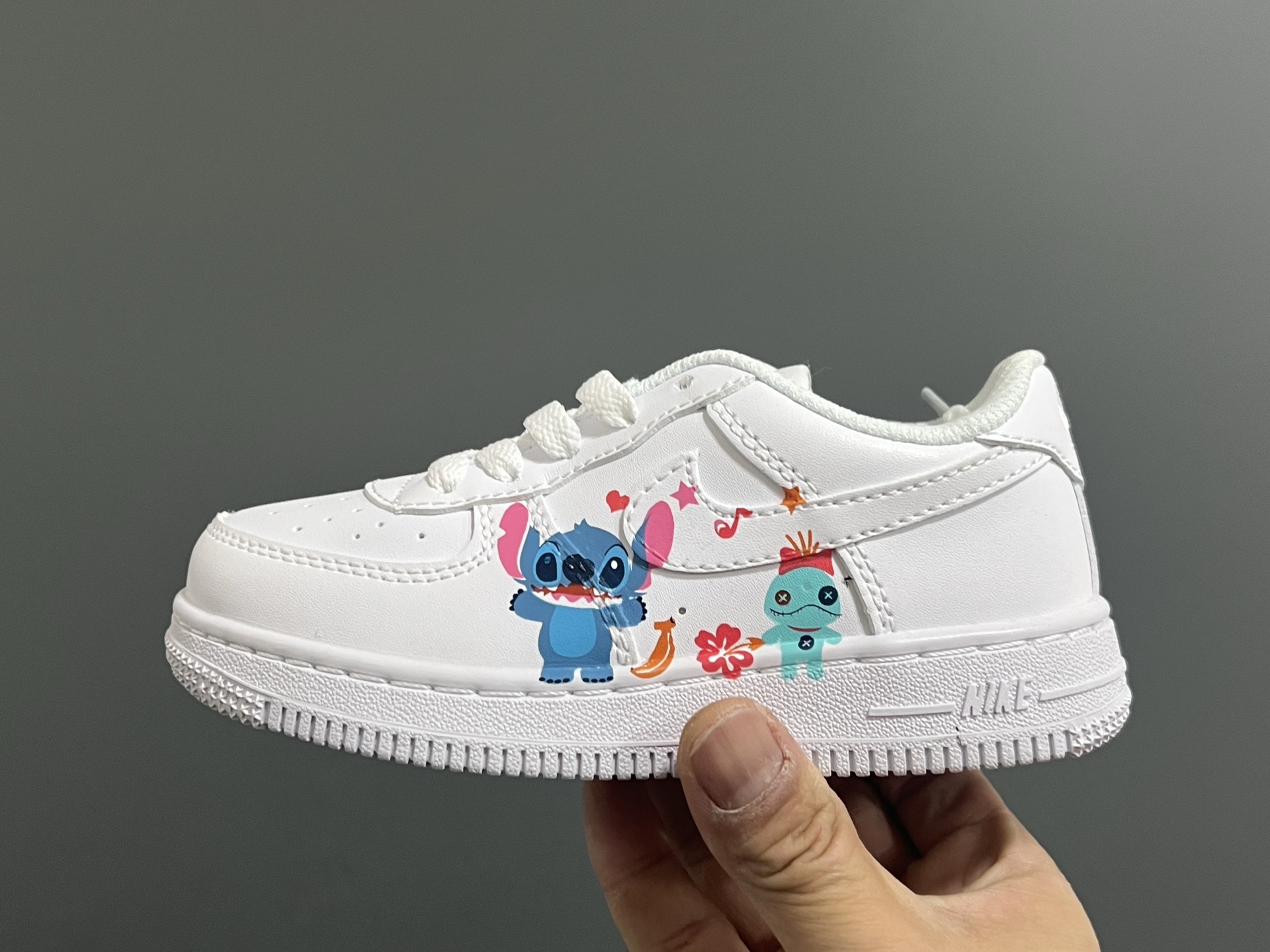 图片[4]-NK新款空一号卡通低帮鞋带款儿童休闲板鞋 尺码：22-35码 经典空军一号款式🆕 优质皮料拼接，质感满满‼️ 精致卡通印花，可爱又有趣✨ 百搭又时髦get✔️-选品中心