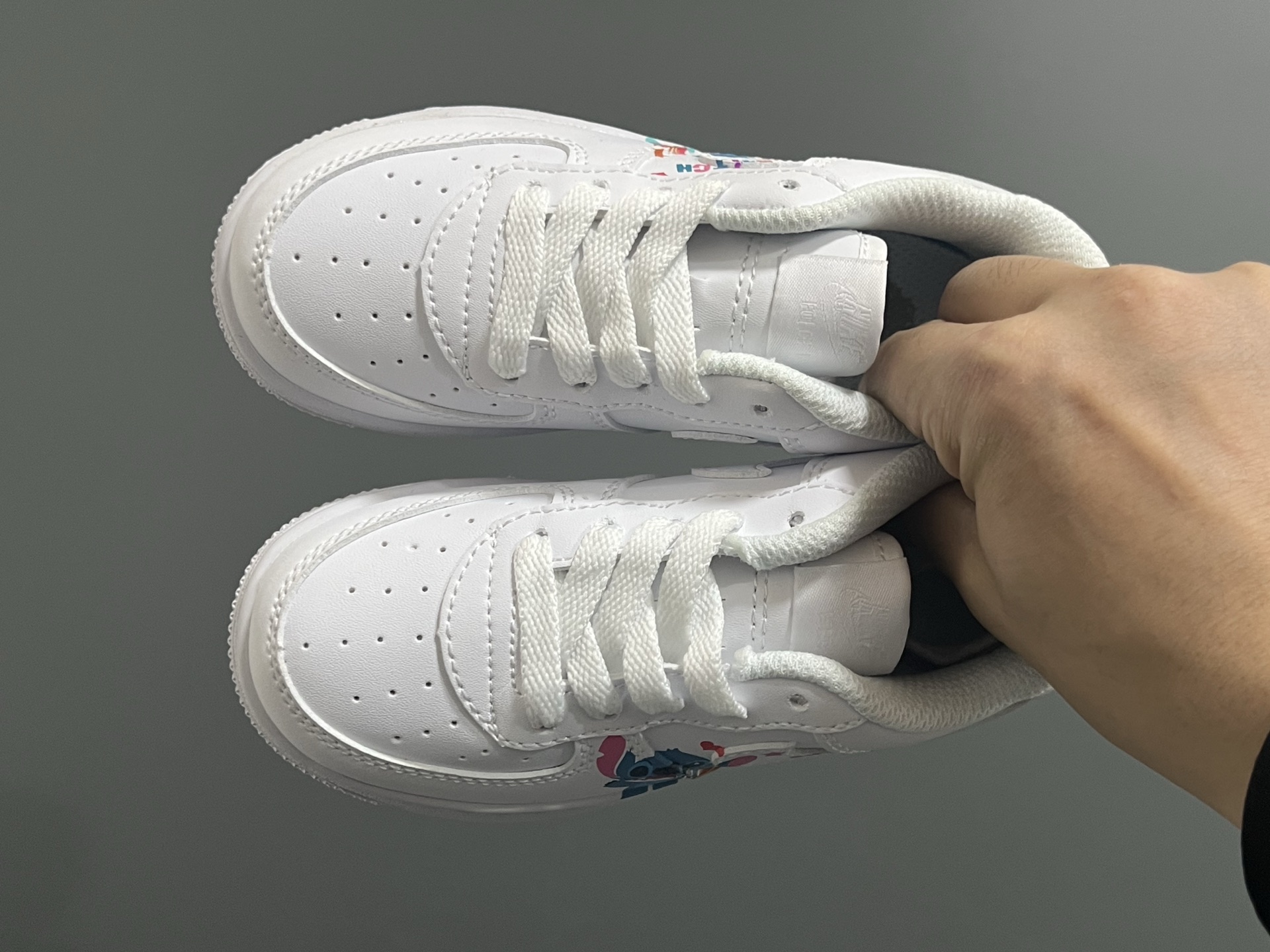 NK新款空一号卡通低帮鞋带款儿童休闲板鞋 尺码：22-35码 经典空军一号款式🆕 优质皮料拼接，质感满满‼️ 精致卡通印花，可爱又有趣✨ 百搭又时髦get✔️-选品中心