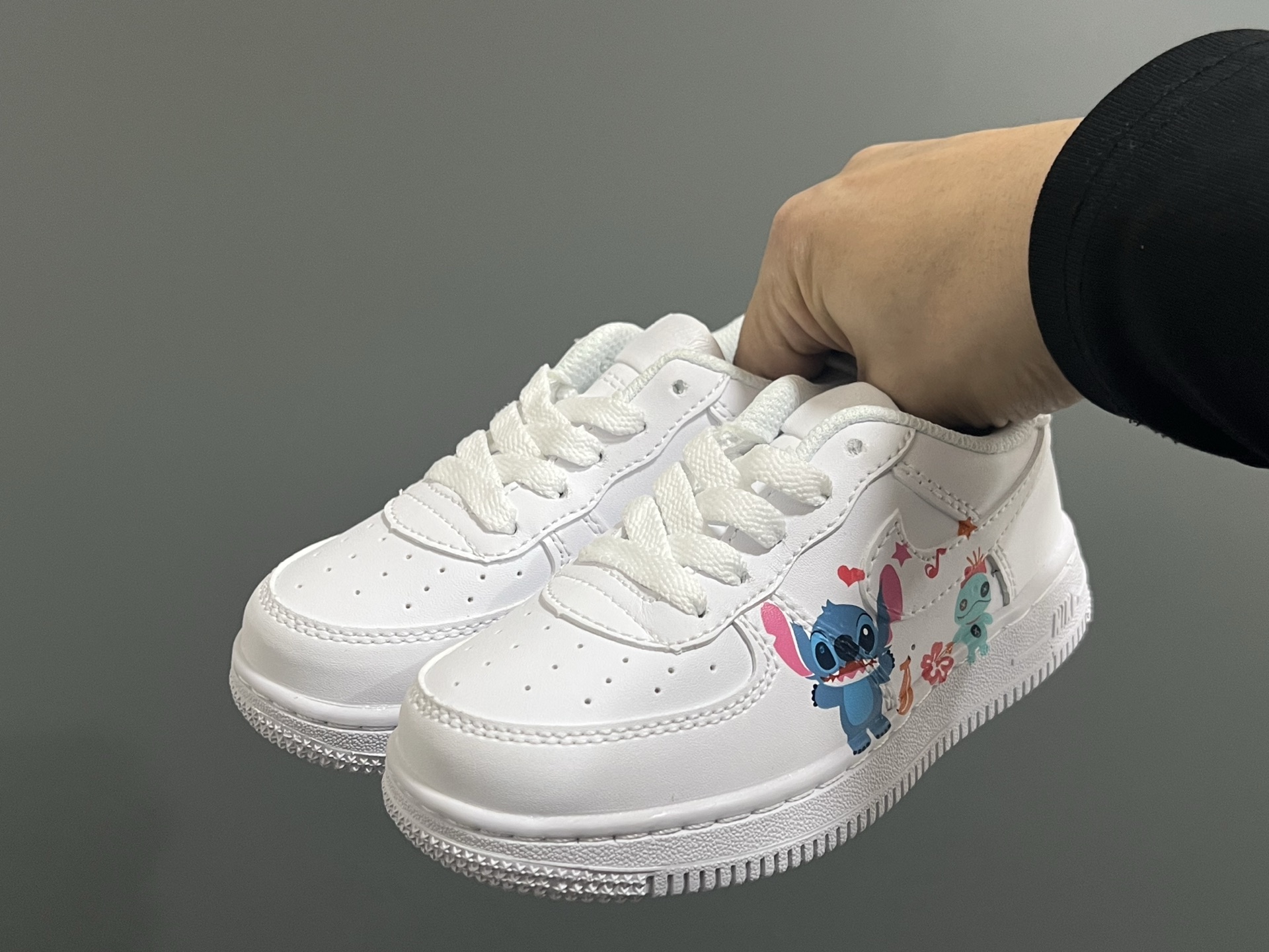 NK空军卡通低帮鞋带款儿童板鞋22-35码 经典空军一号款式🆕 优质皮料拼接，质感满满 精致卡通印花，可爱又有趣✨ 百搭又时髦get✔️-选品中心