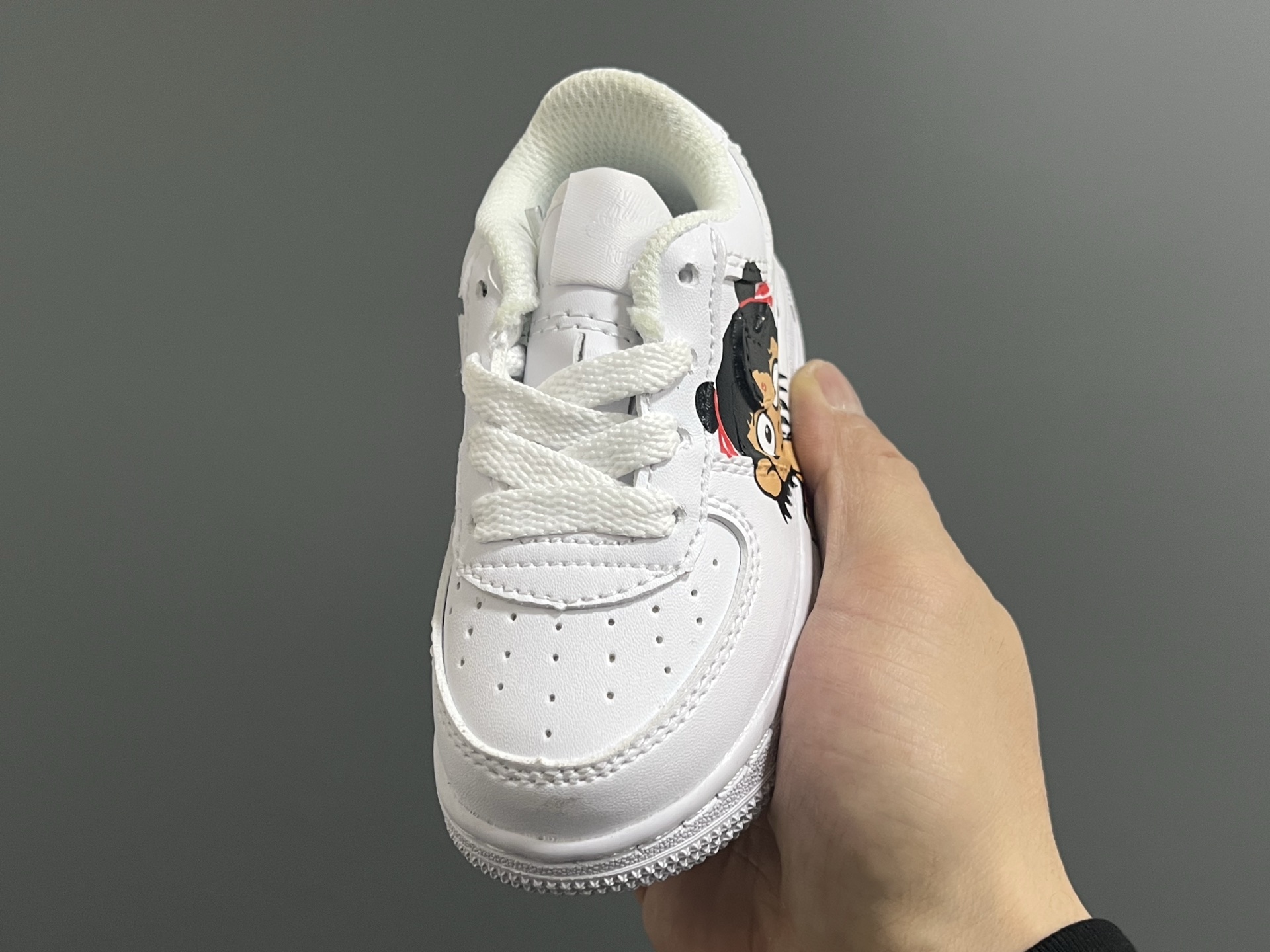 图片[3]-NK新款空一号卡通低帮鞋带款儿童休闲板鞋 尺码：22-35码 经典空军一号款式🆕 优质皮料拼接，质感满满‼️ 精致卡通印花，可爱又有趣✨ 百搭又时髦get✔️-选品中心