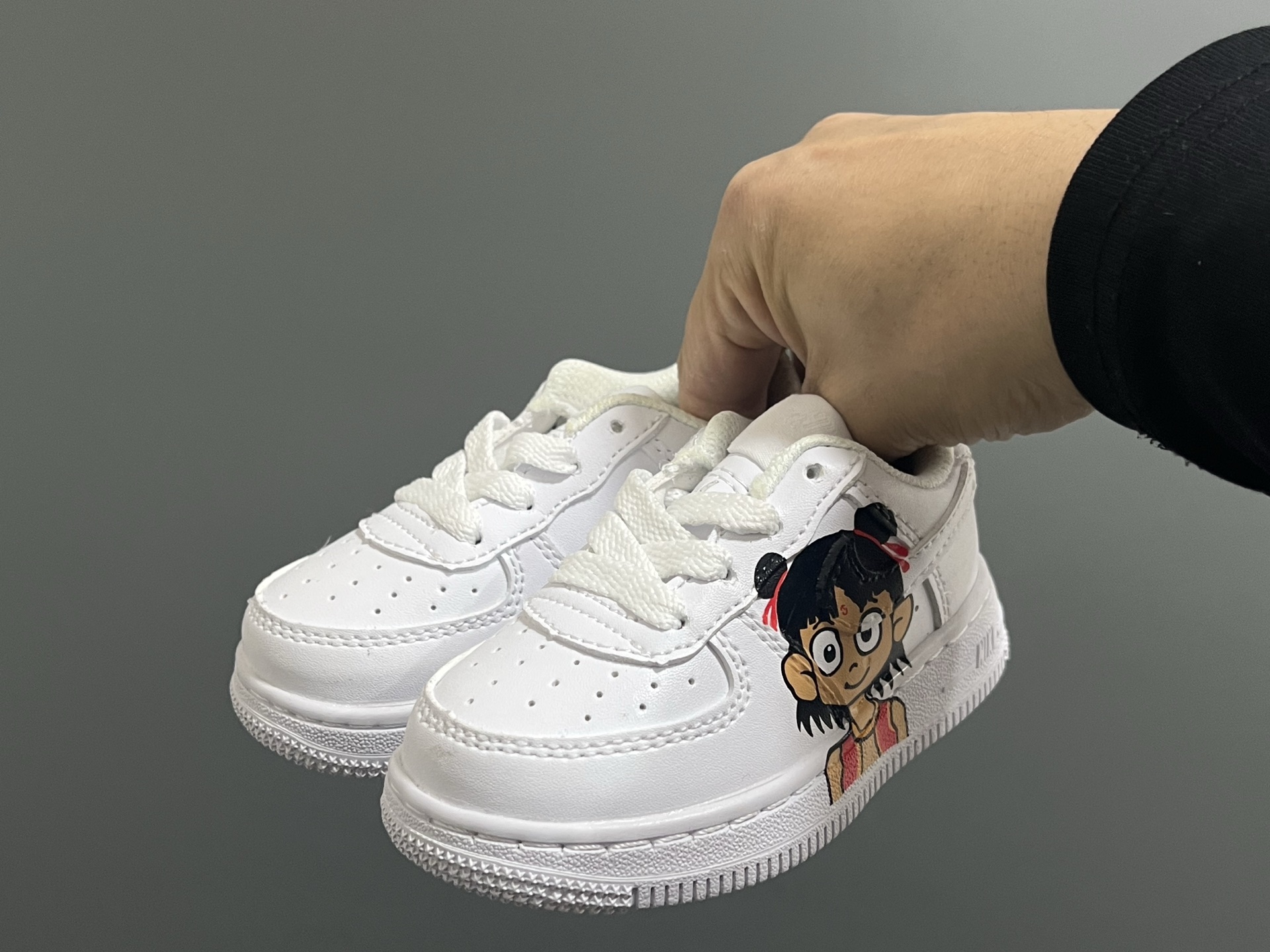 图片[2]-NK新款空一号卡通低帮鞋带款儿童休闲板鞋 尺码：22-35码 经典空军一号款式🆕 优质皮料拼接，质感满满‼️ 精致卡通印花，可爱又有趣✨ 百搭又时髦get✔️-选品中心