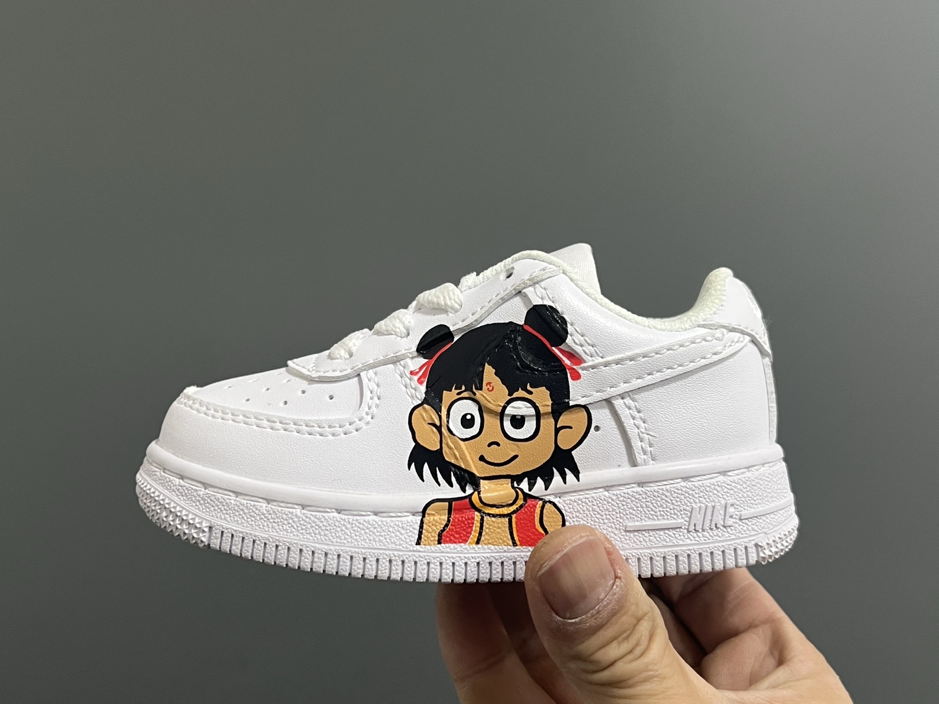 图片[4]-NK新款空一号卡通低帮鞋带款儿童休闲板鞋 尺码：22-35码 经典空军一号款式🆕 优质皮料拼接，质感满满‼️ 精致卡通印花，可爱又有趣✨ 百搭又时髦get✔️-选品中心