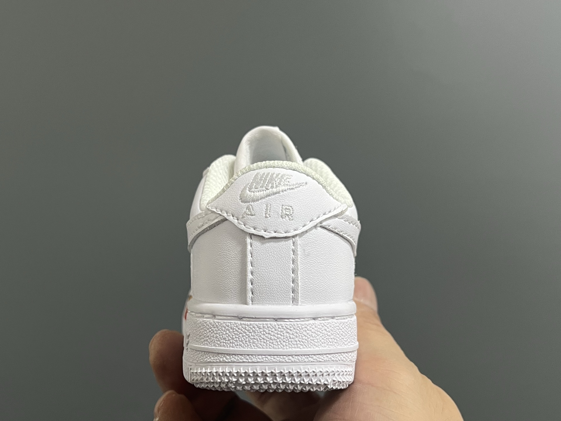 图片[7]-NK新款空一号卡通低帮鞋带款儿童休闲板鞋 尺码：22-35码 经典空军一号款式🆕 优质皮料拼接，质感满满‼️ 精致卡通印花，可爱又有趣✨ 百搭又时髦get✔️-选品中心